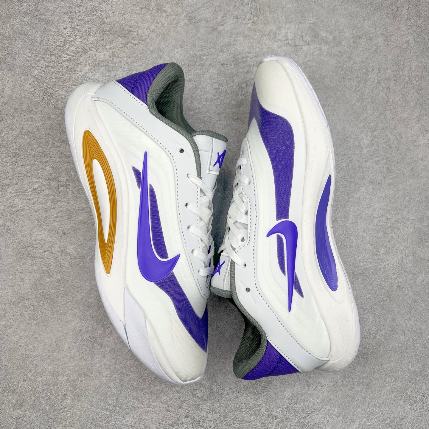 图片[3]-Nike A\’One 舒适百搭防滑耐磨低帮篮球鞋 FZ8605-017 鞋款的主人正是当今 WNBA 现役第一人阿贾·威尔逊。鞋款被命名为 Nike A’One，结合了代目和阿贾的名字，显得十分巧妙。这双鞋历经两年多的精心研发，采用先进的 Cushlon ST2 泡棉技术，提供灵敏的缓震性能，并对抓地力进行了全面革新，确保运动员在球场上能够平稳、迅速地移动。透气网眼鞋面为运动员提供了顶级的支撑效果，非常适合那些勇于挑战极限的球场勇士。尺码：40 40.5 41 42 42.5 43 44 44.5 45 46-选品中心