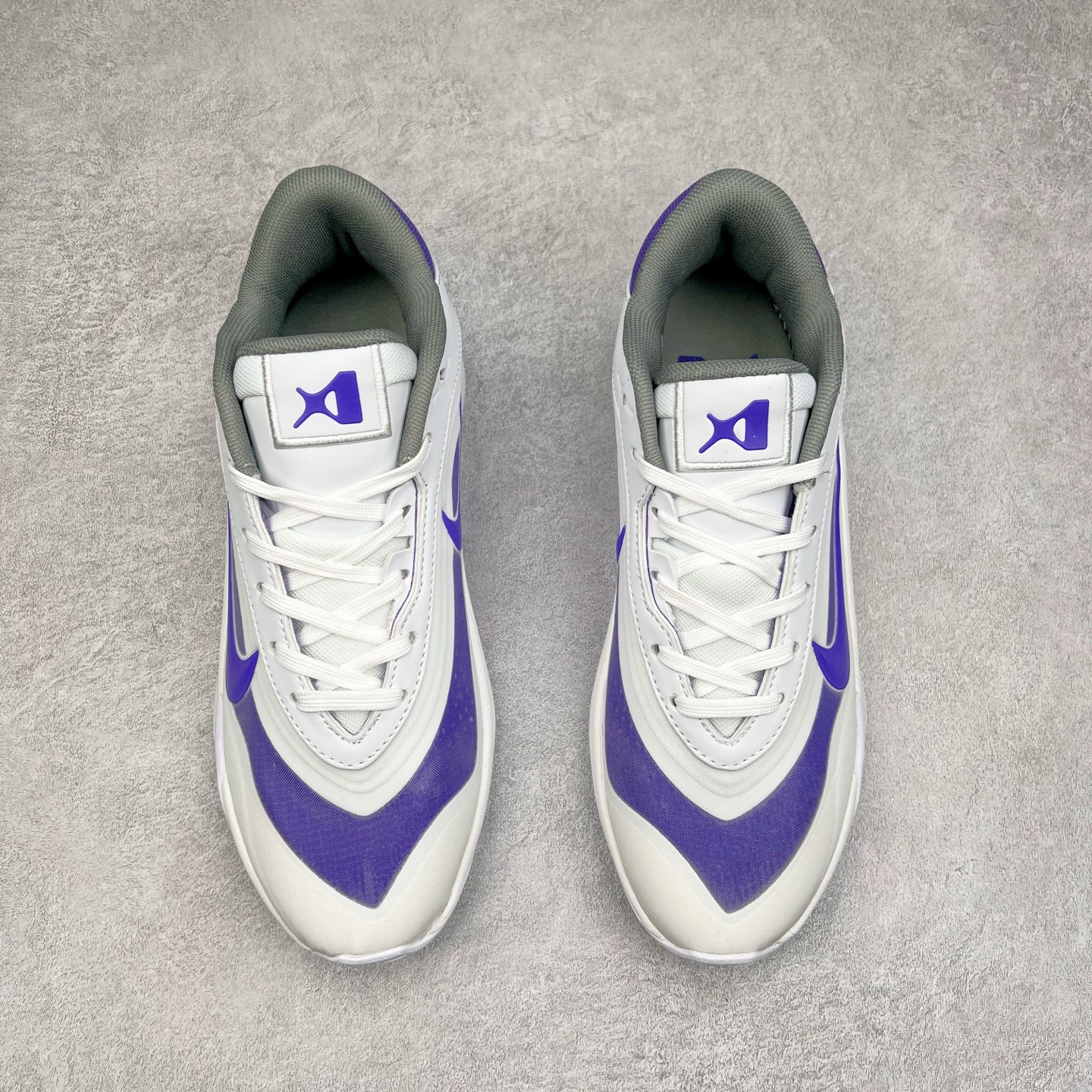 图片[2]-Nike A\’One 舒适百搭防滑耐磨低帮篮球鞋 FZ8605-017 鞋款的主人正是当今 WNBA 现役第一人阿贾·威尔逊。鞋款被命名为 Nike A’One，结合了代目和阿贾的名字，显得十分巧妙。这双鞋历经两年多的精心研发，采用先进的 Cushlon ST2 泡棉技术，提供灵敏的缓震性能，并对抓地力进行了全面革新，确保运动员在球场上能够平稳、迅速地移动。透气网眼鞋面为运动员提供了顶级的支撑效果，非常适合那些勇于挑战极限的球场勇士。尺码：40 40.5 41 42 42.5 43 44 44.5 45 46-选品中心