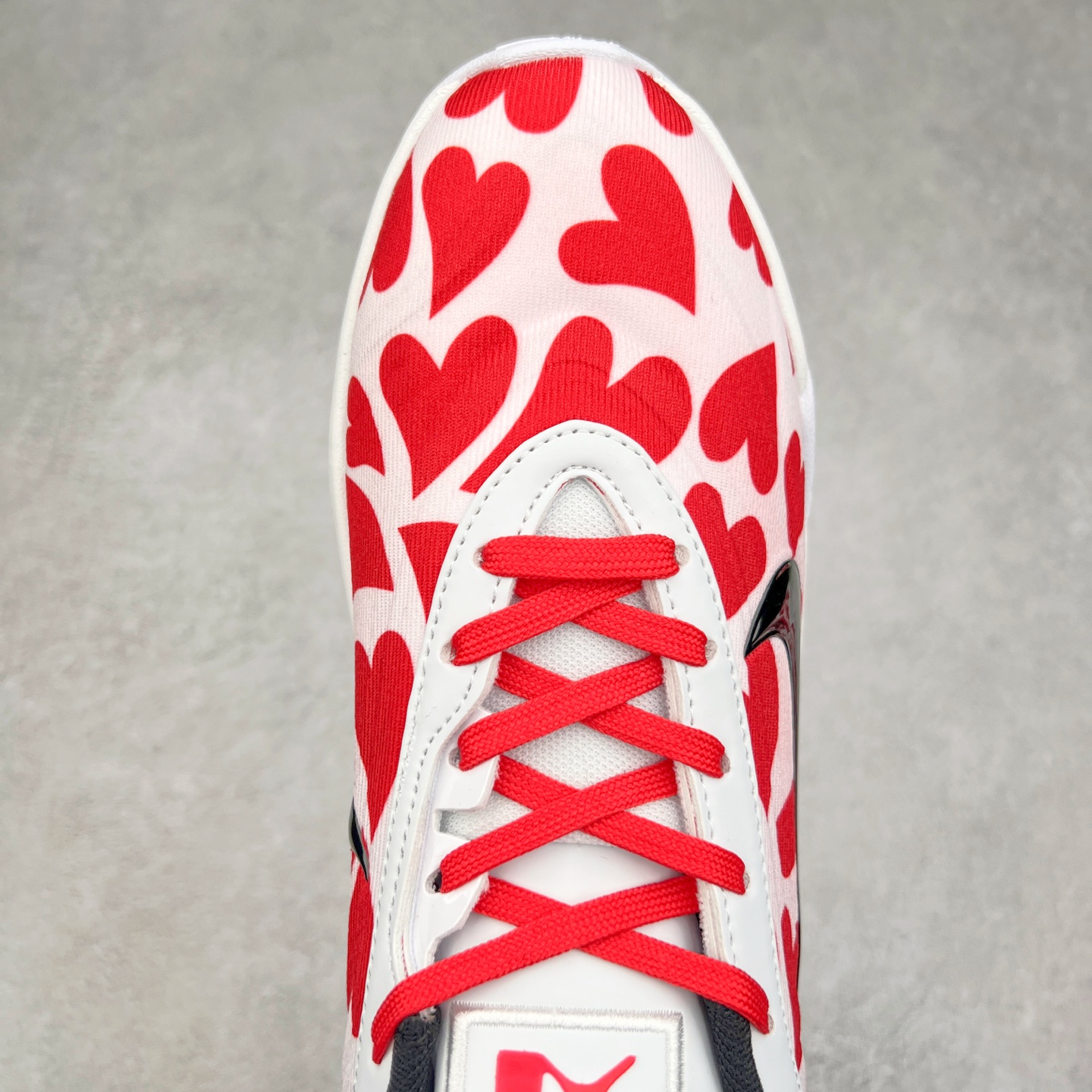 图片[4]-Nike A\’One 舒适百搭防滑耐磨低帮篮球鞋 FZ8605-606 鞋款的主人正是当今 WNBA 现役第一人阿贾·威尔逊。鞋款被命名为 Nike A’One，结合了代目和阿贾的名字，显得十分巧妙。这双鞋历经两年多的精心研发，采用先进的 Cushlon ST2 泡棉技术，提供灵敏的缓震性能，并对抓地力进行了全面革新，确保运动员在球场上能够平稳、迅速地移动。透气网眼鞋面为运动员提供了顶级的支撑效果，非常适合那些勇于挑战极限的球场勇士。尺码：40 40.5 41 42 42.5 43 44 44.5 45 46-选品中心