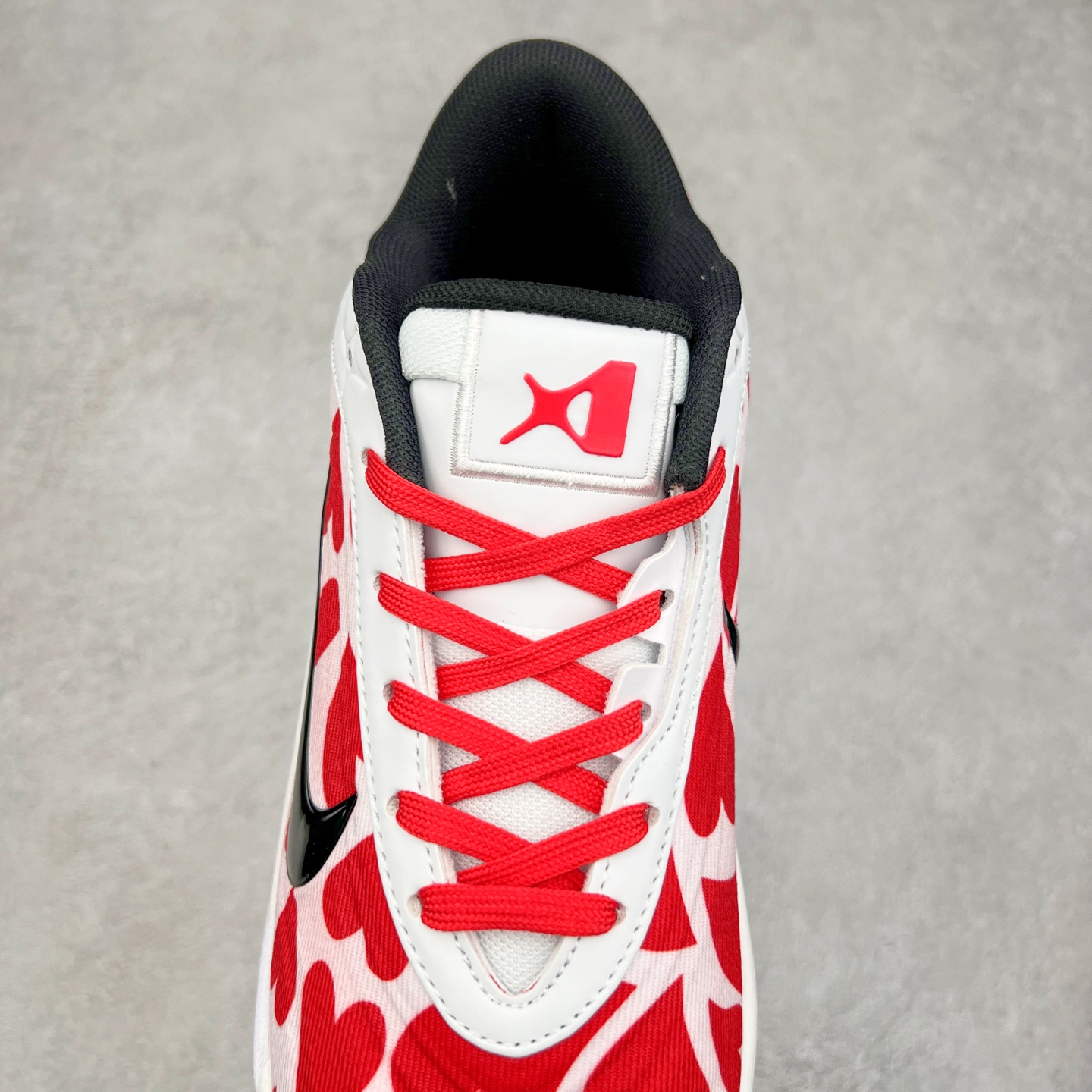 图片[5]-Nike A\’One 舒适百搭防滑耐磨低帮篮球鞋 FZ8605-606 鞋款的主人正是当今 WNBA 现役第一人阿贾·威尔逊。鞋款被命名为 Nike A’One，结合了代目和阿贾的名字，显得十分巧妙。这双鞋历经两年多的精心研发，采用先进的 Cushlon ST2 泡棉技术，提供灵敏的缓震性能，并对抓地力进行了全面革新，确保运动员在球场上能够平稳、迅速地移动。透气网眼鞋面为运动员提供了顶级的支撑效果，非常适合那些勇于挑战极限的球场勇士。尺码：40 40.5 41 42 42.5 43 44 44.5 45 46-选品中心