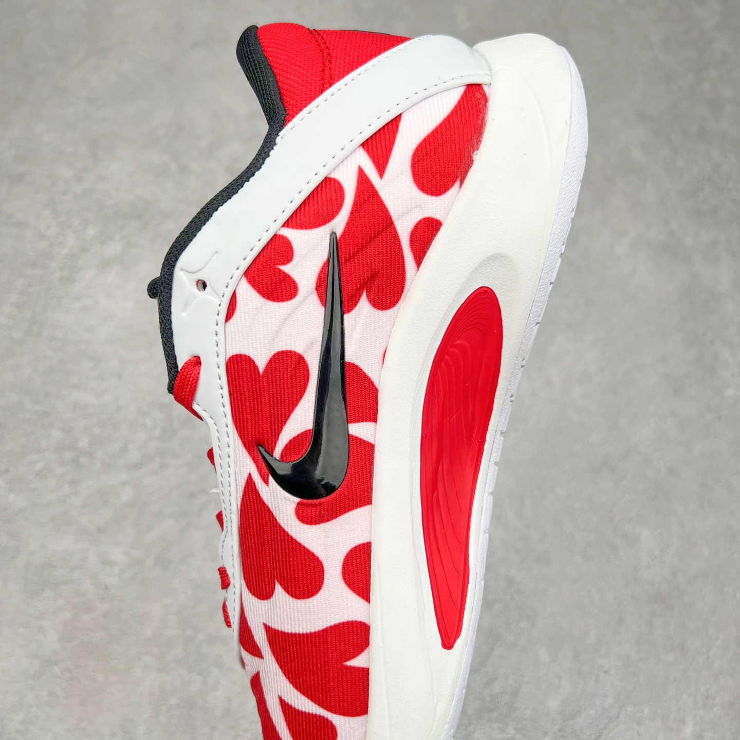 图片[7]-Nike A\’One 舒适百搭防滑耐磨低帮篮球鞋 FZ8605-606 鞋款的主人正是当今 WNBA 现役第一人阿贾·威尔逊。鞋款被命名为 Nike A’One，结合了代目和阿贾的名字，显得十分巧妙。这双鞋历经两年多的精心研发，采用先进的 Cushlon ST2 泡棉技术，提供灵敏的缓震性能，并对抓地力进行了全面革新，确保运动员在球场上能够平稳、迅速地移动。透气网眼鞋面为运动员提供了顶级的支撑效果，非常适合那些勇于挑战极限的球场勇士。尺码：40 40.5 41 42 42.5 43 44 44.5 45 46-选品中心