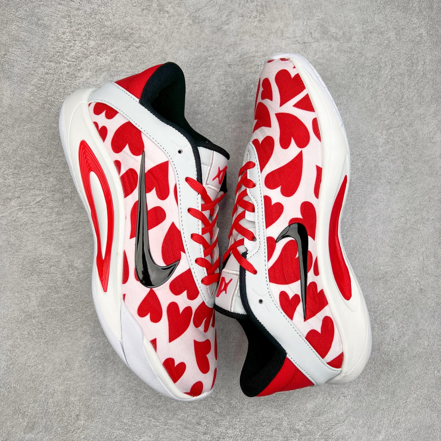 图片[3]-Nike A\’One 舒适百搭防滑耐磨低帮篮球鞋 FZ8605-606 鞋款的主人正是当今 WNBA 现役第一人阿贾·威尔逊。鞋款被命名为 Nike A’One，结合了代目和阿贾的名字，显得十分巧妙。这双鞋历经两年多的精心研发，采用先进的 Cushlon ST2 泡棉技术，提供灵敏的缓震性能，并对抓地力进行了全面革新，确保运动员在球场上能够平稳、迅速地移动。透气网眼鞋面为运动员提供了顶级的支撑效果，非常适合那些勇于挑战极限的球场勇士。尺码：40 40.5 41 42 42.5 43 44 44.5 45 46-选品中心