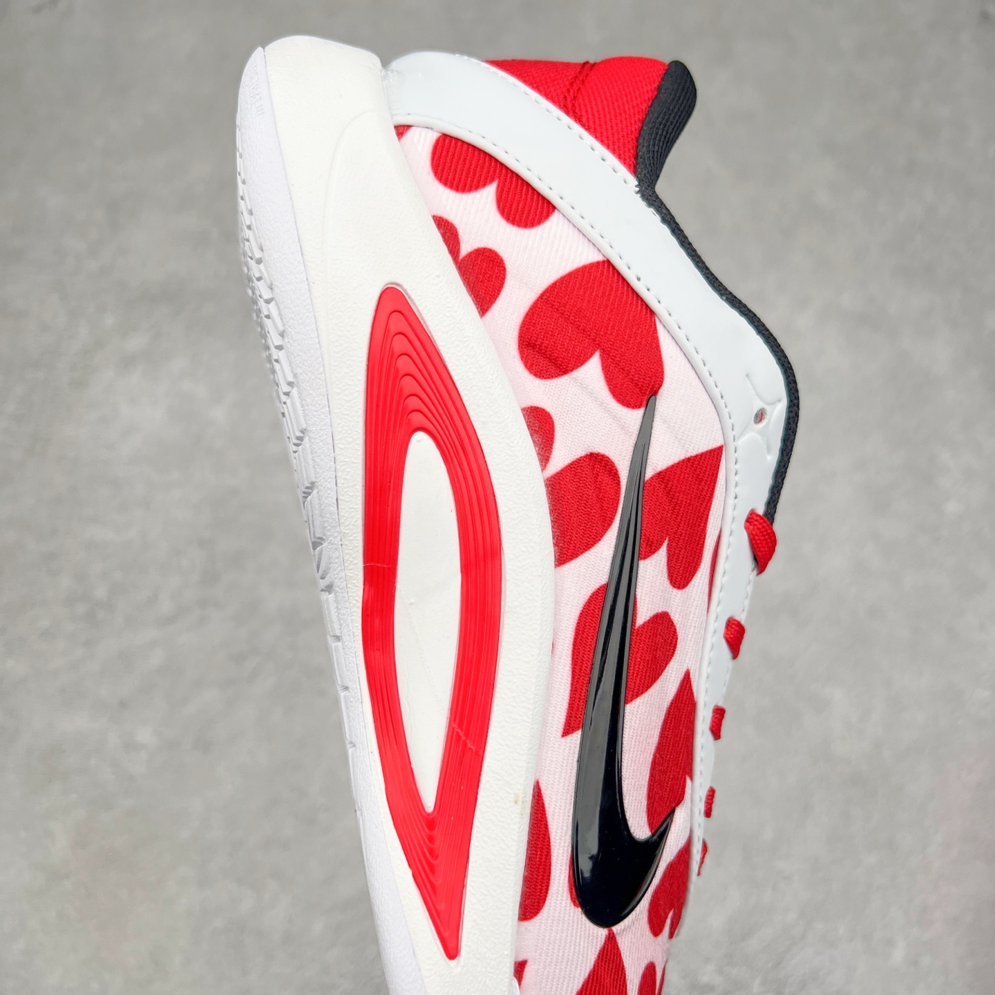 图片[6]-Nike A\’One 舒适百搭防滑耐磨低帮篮球鞋 FZ8605-606 鞋款的主人正是当今 WNBA 现役第一人阿贾·威尔逊。鞋款被命名为 Nike A’One，结合了代目和阿贾的名字，显得十分巧妙。这双鞋历经两年多的精心研发，采用先进的 Cushlon ST2 泡棉技术，提供灵敏的缓震性能，并对抓地力进行了全面革新，确保运动员在球场上能够平稳、迅速地移动。透气网眼鞋面为运动员提供了顶级的支撑效果，非常适合那些勇于挑战极限的球场勇士。尺码：40 40.5 41 42 42.5 43 44 44.5 45 46-选品中心