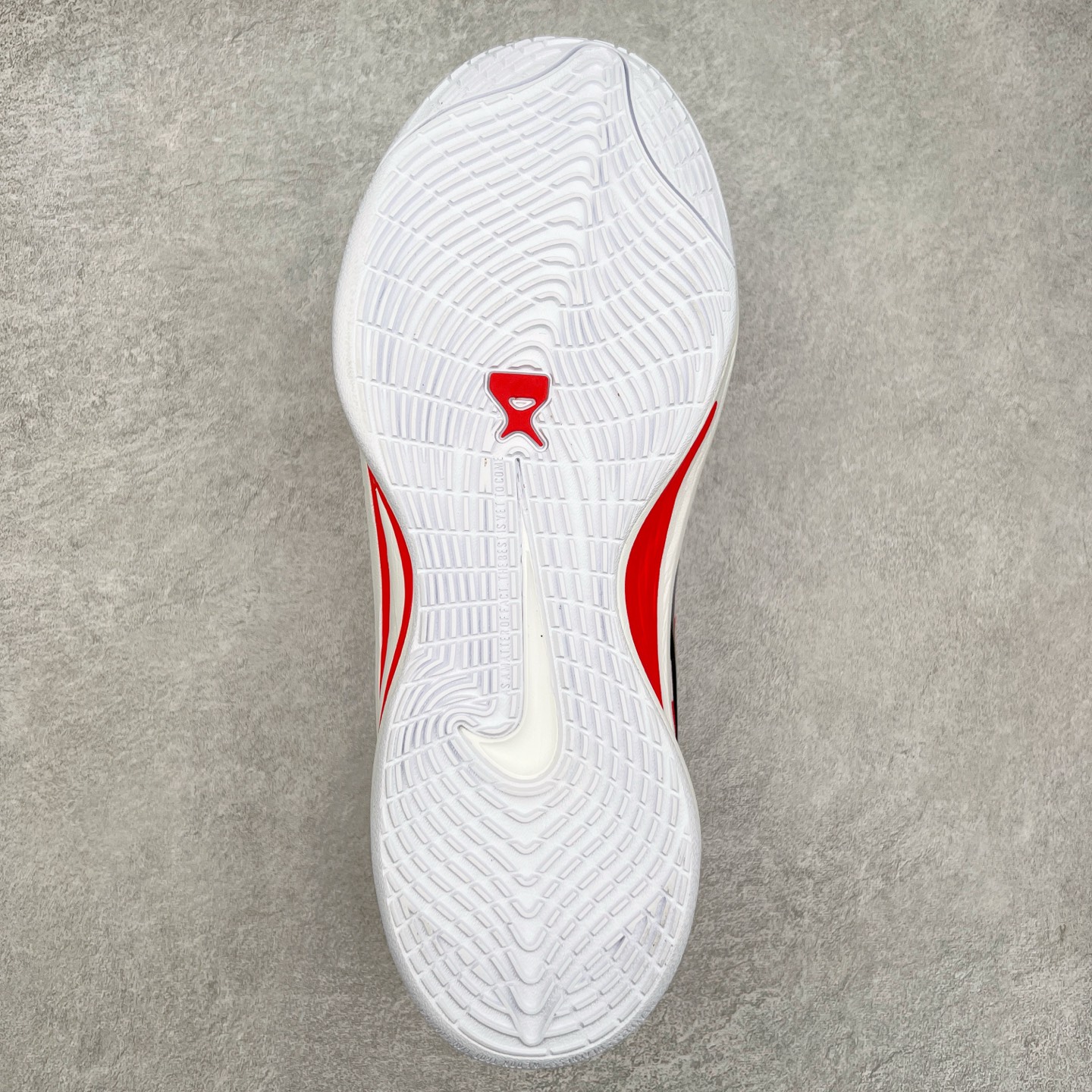 图片[9]-Nike A\’One 舒适百搭防滑耐磨低帮篮球鞋 FZ8605-606 鞋款的主人正是当今 WNBA 现役第一人阿贾·威尔逊。鞋款被命名为 Nike A’One，结合了代目和阿贾的名字，显得十分巧妙。这双鞋历经两年多的精心研发，采用先进的 Cushlon ST2 泡棉技术，提供灵敏的缓震性能，并对抓地力进行了全面革新，确保运动员在球场上能够平稳、迅速地移动。透气网眼鞋面为运动员提供了顶级的支撑效果，非常适合那些勇于挑战极限的球场勇士。尺码：40 40.5 41 42 42.5 43 44 44.5 45 46-选品中心