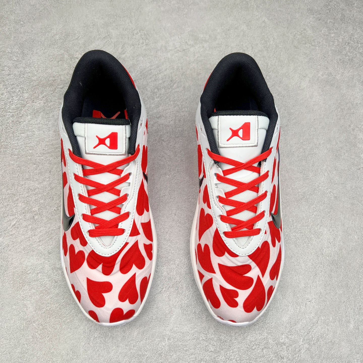 图片[2]-Nike A\’One 舒适百搭防滑耐磨低帮篮球鞋 FZ8605-606 鞋款的主人正是当今 WNBA 现役第一人阿贾·威尔逊。鞋款被命名为 Nike A’One，结合了代目和阿贾的名字，显得十分巧妙。这双鞋历经两年多的精心研发，采用先进的 Cushlon ST2 泡棉技术，提供灵敏的缓震性能，并对抓地力进行了全面革新，确保运动员在球场上能够平稳、迅速地移动。透气网眼鞋面为运动员提供了顶级的支撑效果，非常适合那些勇于挑战极限的球场勇士。尺码：40 40.5 41 42 42.5 43 44 44.5 45 46-选品中心