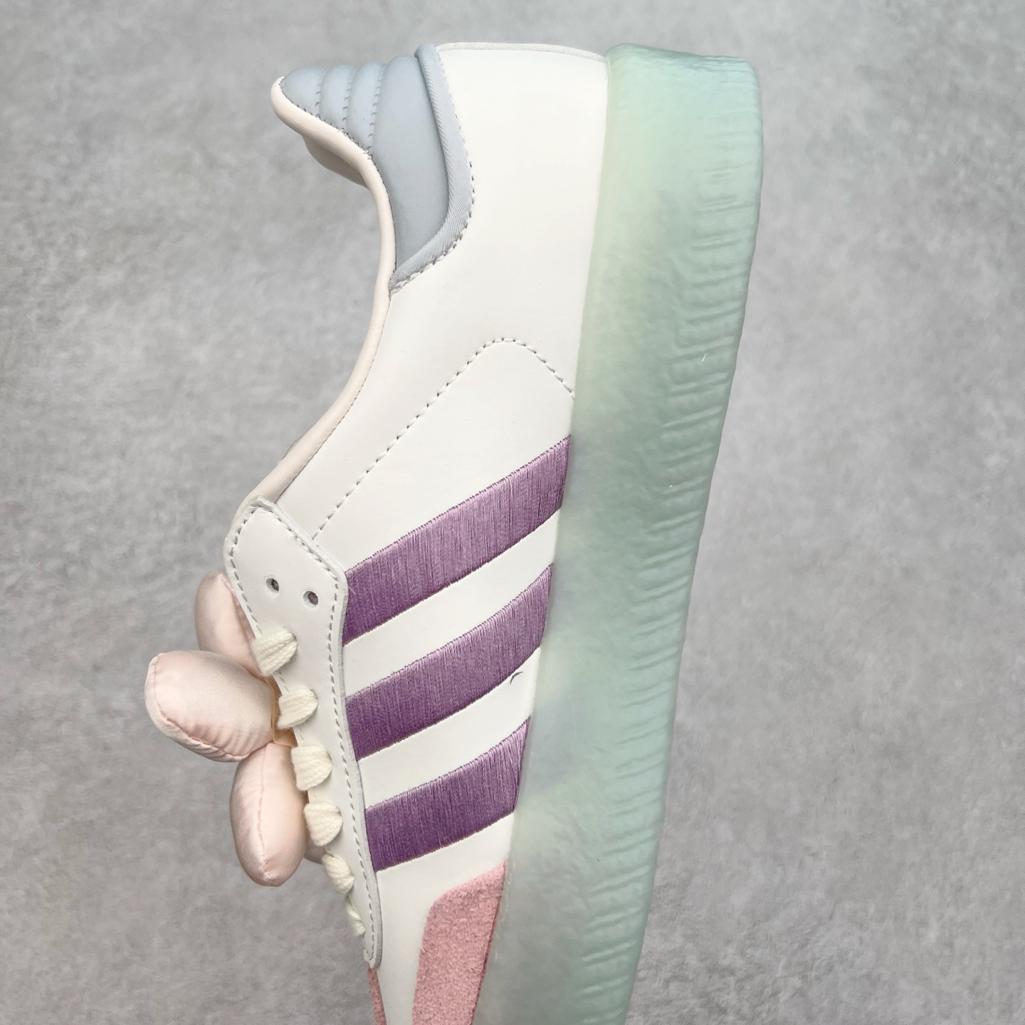 图片[7]-AD Samba XLG 桑巴舞加大厚底版系列德训风百搭松糕休闲运动板鞋生胶底 JR3335 自Originals Samba成功借势Blokecore风潮一跃成为街头巷尾的焦点鞋款后,不论是围绕Samba本身打造的各式「变种版本」,还是以Samba为蓝本打造联名鞋款,都成为了时尚潮流人士日常穿搭首选。Samba XLG是adidas Originals不断扩展XLG系列的一部分,旨在与年轻文化相契合,迎合那些希望通过个性时尚表达自我而不愿牺牲舒适度的年轻群体。街头时尚领域的Gen Z特别偏爱宽松的穿着风格。Samba XLG针对这一点做了创新。它在延续Samba OG经典设计的基础上,迎合年轻群体的穿着习惯,重塑为宽大的鞋身比例轮廓以及加厚中底,让消费者轻松展示自己独特的风格。全新的Samba XLG系列不仅迎合了当下年轻群体的穿搭习惯,加宽了鞋身比例以及将中底进一步增厚,在视觉比例上更加饱满,同时还保留了经典Samba的细节,这样一来,鞋迷朋友在穿搭上不仅能更加个性化,而且还能延续一定的复古感受。尺码：36 36⅔ 37⅓ 38 38⅔ 39⅓ 40 40⅔ 41⅓ 42 42⅔ 43⅓ 44 45-选品中心