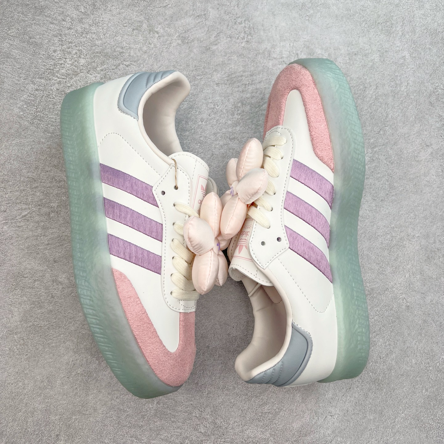 图片[3]-AD Samba XLG 桑巴舞加大厚底版系列德训风百搭松糕休闲运动板鞋生胶底 JR3335 自Originals Samba成功借势Blokecore风潮一跃成为街头巷尾的焦点鞋款后,不论是围绕Samba本身打造的各式「变种版本」,还是以Samba为蓝本打造联名鞋款,都成为了时尚潮流人士日常穿搭首选。Samba XLG是adidas Originals不断扩展XLG系列的一部分,旨在与年轻文化相契合,迎合那些希望通过个性时尚表达自我而不愿牺牲舒适度的年轻群体。街头时尚领域的Gen Z特别偏爱宽松的穿着风格。Samba XLG针对这一点做了创新。它在延续Samba OG经典设计的基础上,迎合年轻群体的穿着习惯,重塑为宽大的鞋身比例轮廓以及加厚中底,让消费者轻松展示自己独特的风格。全新的Samba XLG系列不仅迎合了当下年轻群体的穿搭习惯,加宽了鞋身比例以及将中底进一步增厚,在视觉比例上更加饱满,同时还保留了经典Samba的细节,这样一来,鞋迷朋友在穿搭上不仅能更加个性化,而且还能延续一定的复古感受。尺码：36 36⅔ 37⅓ 38 38⅔ 39⅓ 40 40⅔ 41⅓ 42 42⅔ 43⅓ 44 45-选品中心