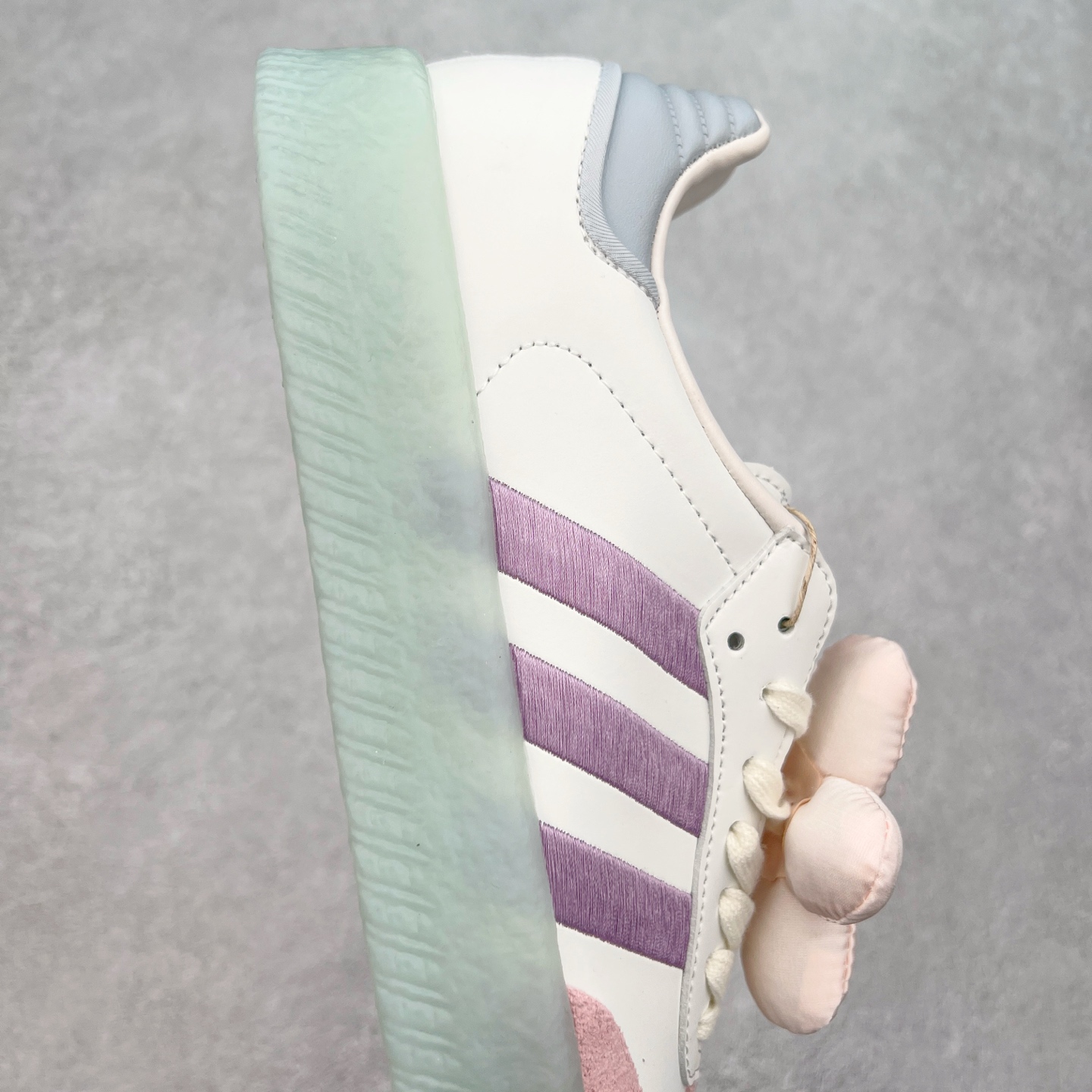 图片[6]-AD Samba XLG 桑巴舞加大厚底版系列德训风百搭松糕休闲运动板鞋生胶底 JR3335 自Originals Samba成功借势Blokecore风潮一跃成为街头巷尾的焦点鞋款后,不论是围绕Samba本身打造的各式「变种版本」,还是以Samba为蓝本打造联名鞋款,都成为了时尚潮流人士日常穿搭首选。Samba XLG是adidas Originals不断扩展XLG系列的一部分,旨在与年轻文化相契合,迎合那些希望通过个性时尚表达自我而不愿牺牲舒适度的年轻群体。街头时尚领域的Gen Z特别偏爱宽松的穿着风格。Samba XLG针对这一点做了创新。它在延续Samba OG经典设计的基础上,迎合年轻群体的穿着习惯,重塑为宽大的鞋身比例轮廓以及加厚中底,让消费者轻松展示自己独特的风格。全新的Samba XLG系列不仅迎合了当下年轻群体的穿搭习惯,加宽了鞋身比例以及将中底进一步增厚,在视觉比例上更加饱满,同时还保留了经典Samba的细节,这样一来,鞋迷朋友在穿搭上不仅能更加个性化,而且还能延续一定的复古感受。尺码：36 36⅔ 37⅓ 38 38⅔ 39⅓ 40 40⅔ 41⅓ 42 42⅔ 43⅓ 44 45-选品中心