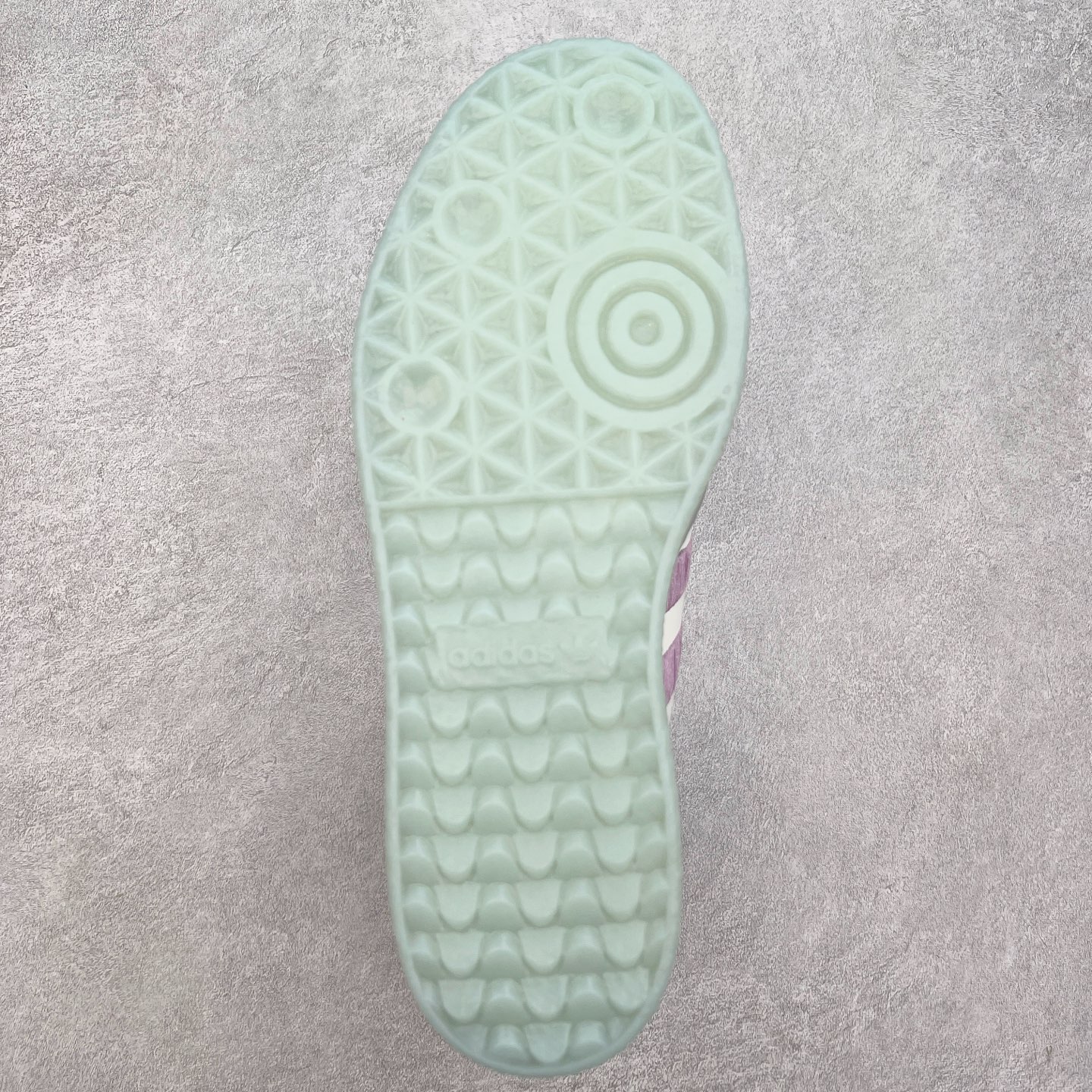 图片[9]-AD Samba XLG 桑巴舞加大厚底版系列德训风百搭松糕休闲运动板鞋生胶底 JR3335 自Originals Samba成功借势Blokecore风潮一跃成为街头巷尾的焦点鞋款后,不论是围绕Samba本身打造的各式「变种版本」,还是以Samba为蓝本打造联名鞋款,都成为了时尚潮流人士日常穿搭首选。Samba XLG是adidas Originals不断扩展XLG系列的一部分,旨在与年轻文化相契合,迎合那些希望通过个性时尚表达自我而不愿牺牲舒适度的年轻群体。街头时尚领域的Gen Z特别偏爱宽松的穿着风格。Samba XLG针对这一点做了创新。它在延续Samba OG经典设计的基础上,迎合年轻群体的穿着习惯,重塑为宽大的鞋身比例轮廓以及加厚中底,让消费者轻松展示自己独特的风格。全新的Samba XLG系列不仅迎合了当下年轻群体的穿搭习惯,加宽了鞋身比例以及将中底进一步增厚,在视觉比例上更加饱满,同时还保留了经典Samba的细节,这样一来,鞋迷朋友在穿搭上不仅能更加个性化,而且还能延续一定的复古感受。尺码：36 36⅔ 37⅓ 38 38⅔ 39⅓ 40 40⅔ 41⅓ 42 42⅔ 43⅓ 44 45-选品中心