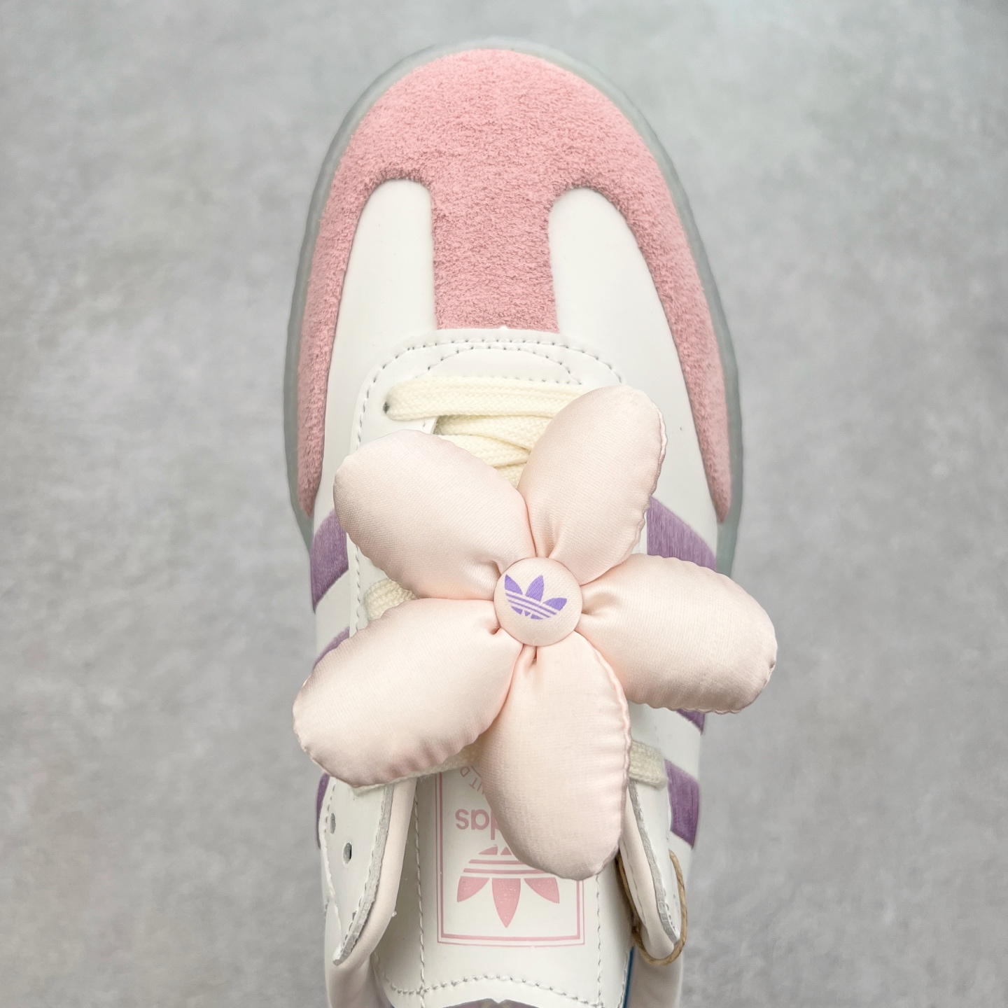 图片[4]-AD Samba XLG 桑巴舞加大厚底版系列德训风百搭松糕休闲运动板鞋生胶底 JR3335 自Originals Samba成功借势Blokecore风潮一跃成为街头巷尾的焦点鞋款后,不论是围绕Samba本身打造的各式「变种版本」,还是以Samba为蓝本打造联名鞋款,都成为了时尚潮流人士日常穿搭首选。Samba XLG是adidas Originals不断扩展XLG系列的一部分,旨在与年轻文化相契合,迎合那些希望通过个性时尚表达自我而不愿牺牲舒适度的年轻群体。街头时尚领域的Gen Z特别偏爱宽松的穿着风格。Samba XLG针对这一点做了创新。它在延续Samba OG经典设计的基础上,迎合年轻群体的穿着习惯,重塑为宽大的鞋身比例轮廓以及加厚中底,让消费者轻松展示自己独特的风格。全新的Samba XLG系列不仅迎合了当下年轻群体的穿搭习惯,加宽了鞋身比例以及将中底进一步增厚,在视觉比例上更加饱满,同时还保留了经典Samba的细节,这样一来,鞋迷朋友在穿搭上不仅能更加个性化,而且还能延续一定的复古感受。尺码：36 36⅔ 37⅓ 38 38⅔ 39⅓ 40 40⅔ 41⅓ 42 42⅔ 43⅓ 44 45-选品中心