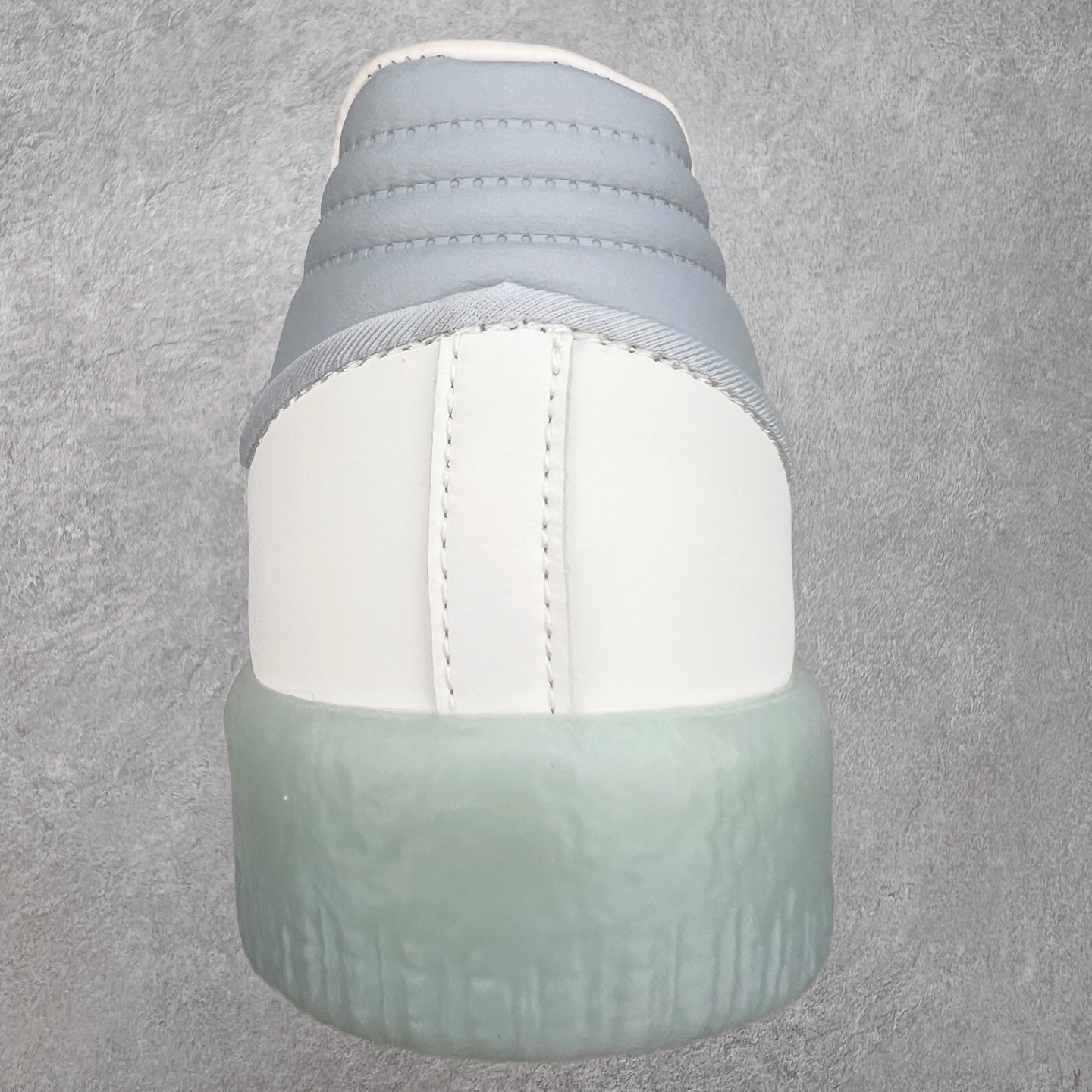 图片[8]-AD Samba XLG 桑巴舞加大厚底版系列德训风百搭松糕休闲运动板鞋生胶底 JR3335 自Originals Samba成功借势Blokecore风潮一跃成为街头巷尾的焦点鞋款后,不论是围绕Samba本身打造的各式「变种版本」,还是以Samba为蓝本打造联名鞋款,都成为了时尚潮流人士日常穿搭首选。Samba XLG是adidas Originals不断扩展XLG系列的一部分,旨在与年轻文化相契合,迎合那些希望通过个性时尚表达自我而不愿牺牲舒适度的年轻群体。街头时尚领域的Gen Z特别偏爱宽松的穿着风格。Samba XLG针对这一点做了创新。它在延续Samba OG经典设计的基础上,迎合年轻群体的穿着习惯,重塑为宽大的鞋身比例轮廓以及加厚中底,让消费者轻松展示自己独特的风格。全新的Samba XLG系列不仅迎合了当下年轻群体的穿搭习惯,加宽了鞋身比例以及将中底进一步增厚,在视觉比例上更加饱满,同时还保留了经典Samba的细节,这样一来,鞋迷朋友在穿搭上不仅能更加个性化,而且还能延续一定的复古感受。尺码：36 36⅔ 37⅓ 38 38⅔ 39⅓ 40 40⅔ 41⅓ 42 42⅔ 43⅓ 44 45-选品中心