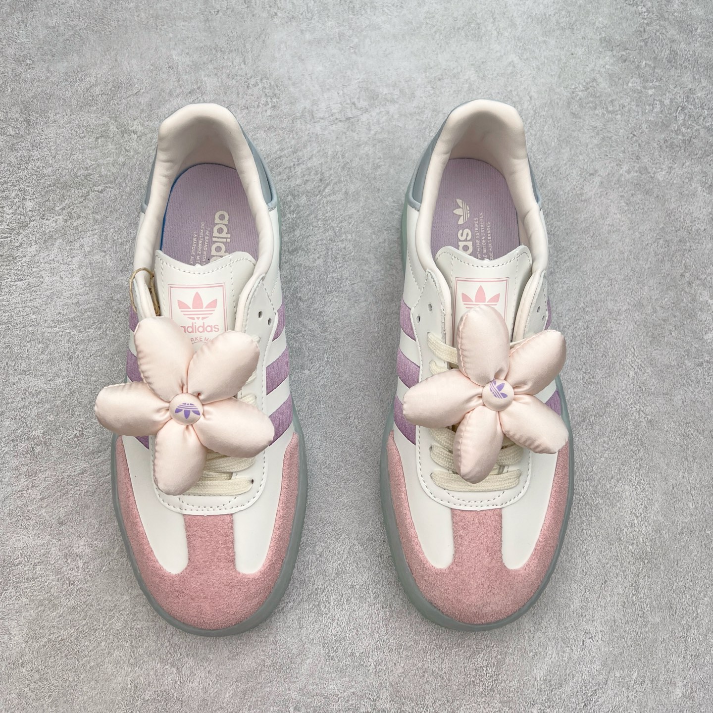 图片[2]-AD Samba XLG 桑巴舞加大厚底版系列德训风百搭松糕休闲运动板鞋生胶底 JR3335 自Originals Samba成功借势Blokecore风潮一跃成为街头巷尾的焦点鞋款后,不论是围绕Samba本身打造的各式「变种版本」,还是以Samba为蓝本打造联名鞋款,都成为了时尚潮流人士日常穿搭首选。Samba XLG是adidas Originals不断扩展XLG系列的一部分,旨在与年轻文化相契合,迎合那些希望通过个性时尚表达自我而不愿牺牲舒适度的年轻群体。街头时尚领域的Gen Z特别偏爱宽松的穿着风格。Samba XLG针对这一点做了创新。它在延续Samba OG经典设计的基础上,迎合年轻群体的穿着习惯,重塑为宽大的鞋身比例轮廓以及加厚中底,让消费者轻松展示自己独特的风格。全新的Samba XLG系列不仅迎合了当下年轻群体的穿搭习惯,加宽了鞋身比例以及将中底进一步增厚,在视觉比例上更加饱满,同时还保留了经典Samba的细节,这样一来,鞋迷朋友在穿搭上不仅能更加个性化,而且还能延续一定的复古感受。尺码：36 36⅔ 37⅓ 38 38⅔ 39⅓ 40 40⅔ 41⅓ 42 42⅔ 43⅓ 44 45-选品中心