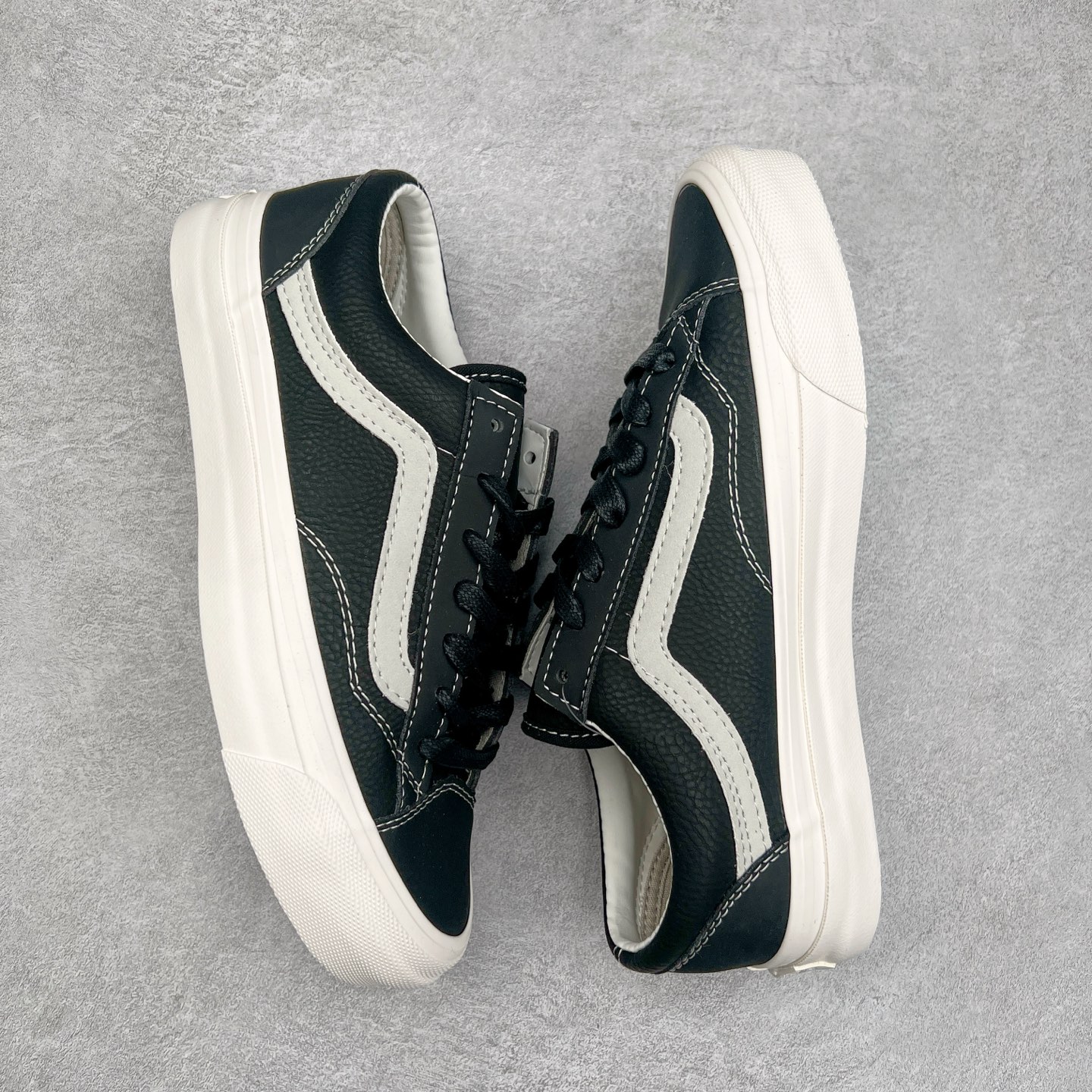 图片[3]-Vans Premium Old Skool 36 范斯官方 高端全皮质复古板鞋 经典Style 36 鞋型增强复古属性 从鞋型和贴合度方面重塑鞋款 全皮压纹材质质感拉满 缓震活动鞋垫使脚感更舒适 易搭配难出错 货号：VN000D57BLK1 尺码：36 36.5 37 38 38.5 39 40 40.5 41 42 42.5 43 44-选品中心