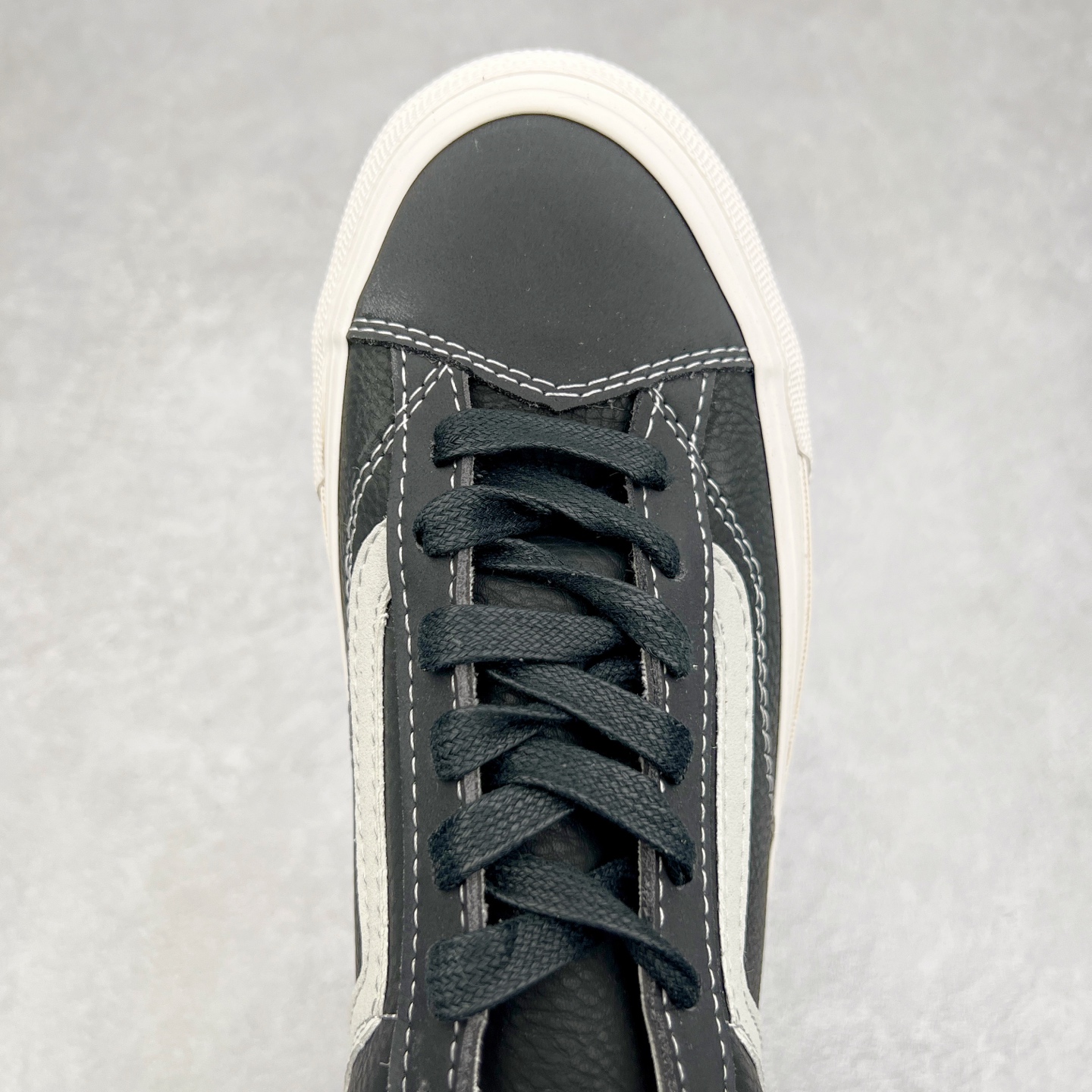 图片[4]-Vans Premium Old Skool 36 范斯官方 高端全皮质复古板鞋 经典Style 36 鞋型增强复古属性 从鞋型和贴合度方面重塑鞋款 全皮压纹材质质感拉满 缓震活动鞋垫使脚感更舒适 易搭配难出错 货号：VN000D57BLK1 尺码：36 36.5 37 38 38.5 39 40 40.5 41 42 42.5 43 44-选品中心