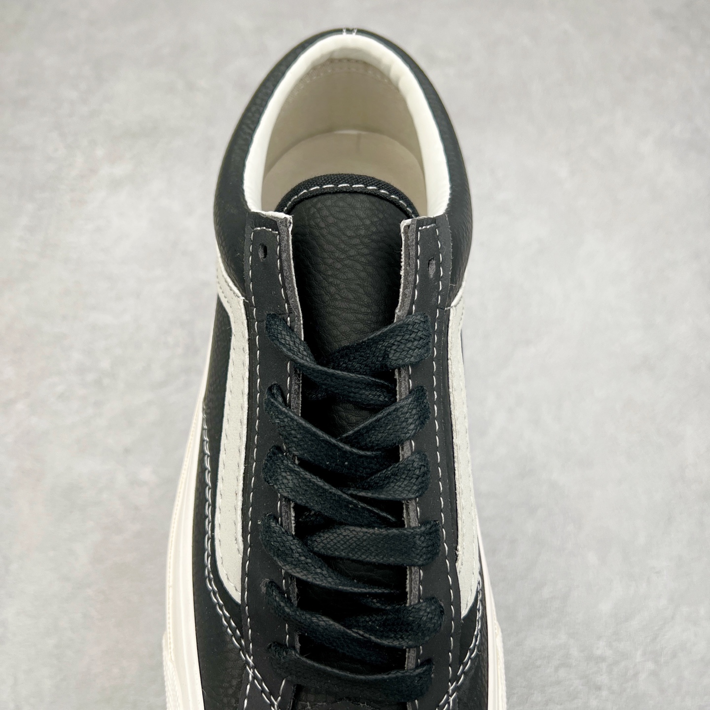 图片[5]-Vans Premium Old Skool 36 范斯官方 高端全皮质复古板鞋 经典Style 36 鞋型增强复古属性 从鞋型和贴合度方面重塑鞋款 全皮压纹材质质感拉满 缓震活动鞋垫使脚感更舒适 易搭配难出错 货号：VN000D57BLK1 尺码：36 36.5 37 38 38.5 39 40 40.5 41 42 42.5 43 44-选品中心