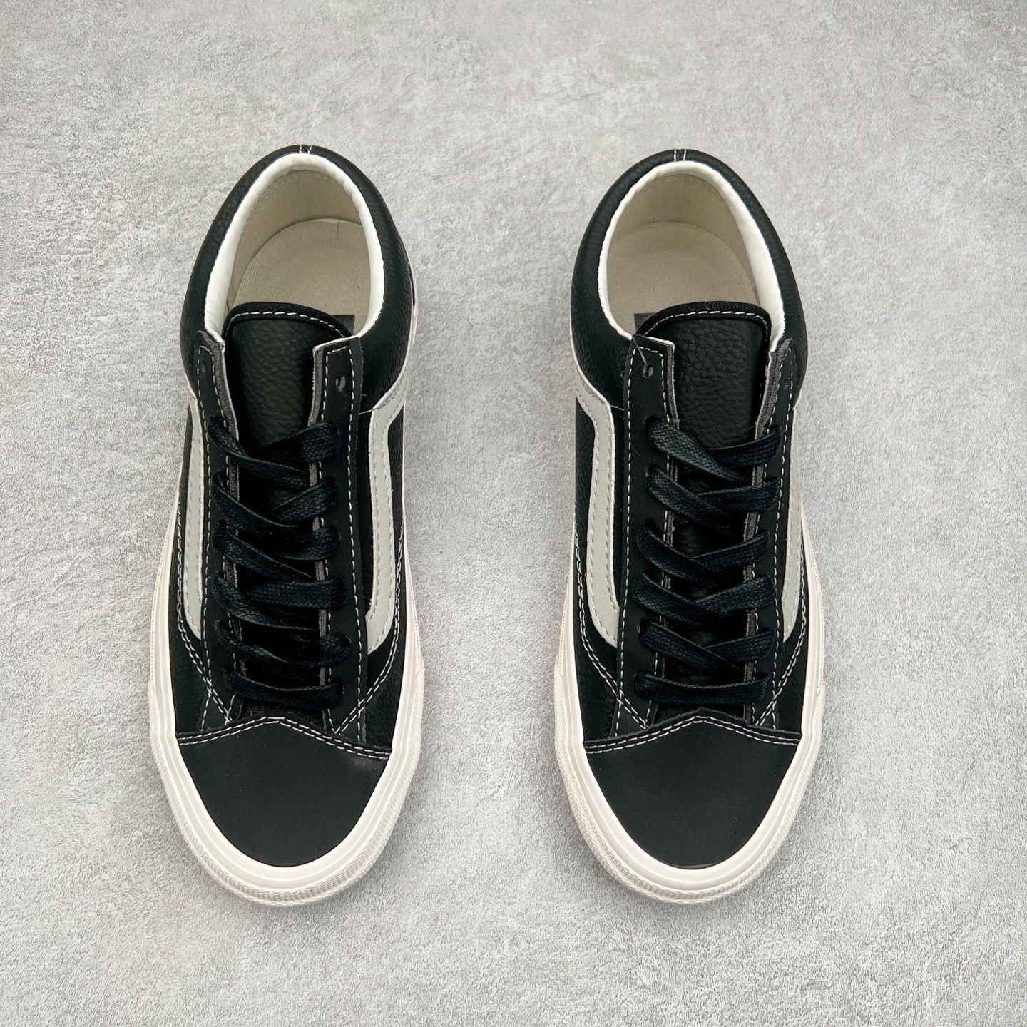 图片[2]-Vans Premium Old Skool 36 范斯官方 高端全皮质复古板鞋 经典Style 36 鞋型增强复古属性 从鞋型和贴合度方面重塑鞋款 全皮压纹材质质感拉满 缓震活动鞋垫使脚感更舒适 易搭配难出错 货号：VN000D57BLK1 尺码：36 36.5 37 38 38.5 39 40 40.5 41 42 42.5 43 44-选品中心