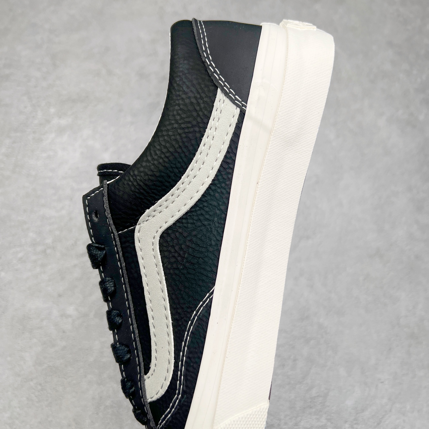 图片[7]-Vans Premium Old Skool 36 范斯官方 高端全皮质复古板鞋 经典Style 36 鞋型增强复古属性 从鞋型和贴合度方面重塑鞋款 全皮压纹材质质感拉满 缓震活动鞋垫使脚感更舒适 易搭配难出错 货号：VN000D57BLK1 尺码：36 36.5 37 38 38.5 39 40 40.5 41 42 42.5 43 44-选品中心