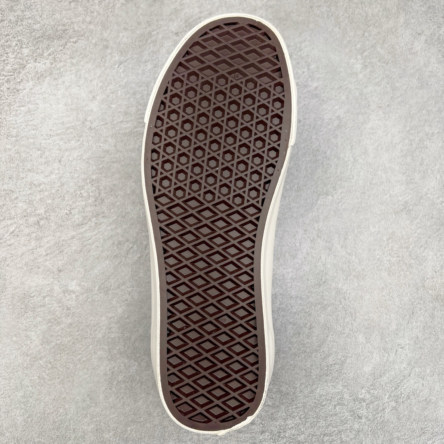 图片[9]-Vans Premium Old Skool 36 范斯官方 高端全皮质复古板鞋 经典Style 36 鞋型增强复古属性 从鞋型和贴合度方面重塑鞋款 全皮压纹材质质感拉满 缓震活动鞋垫使脚感更舒适 易搭配难出错 货号：VN000D57BLK1 尺码：36 36.5 37 38 38.5 39 40 40.5 41 42 42.5 43 44-选品中心