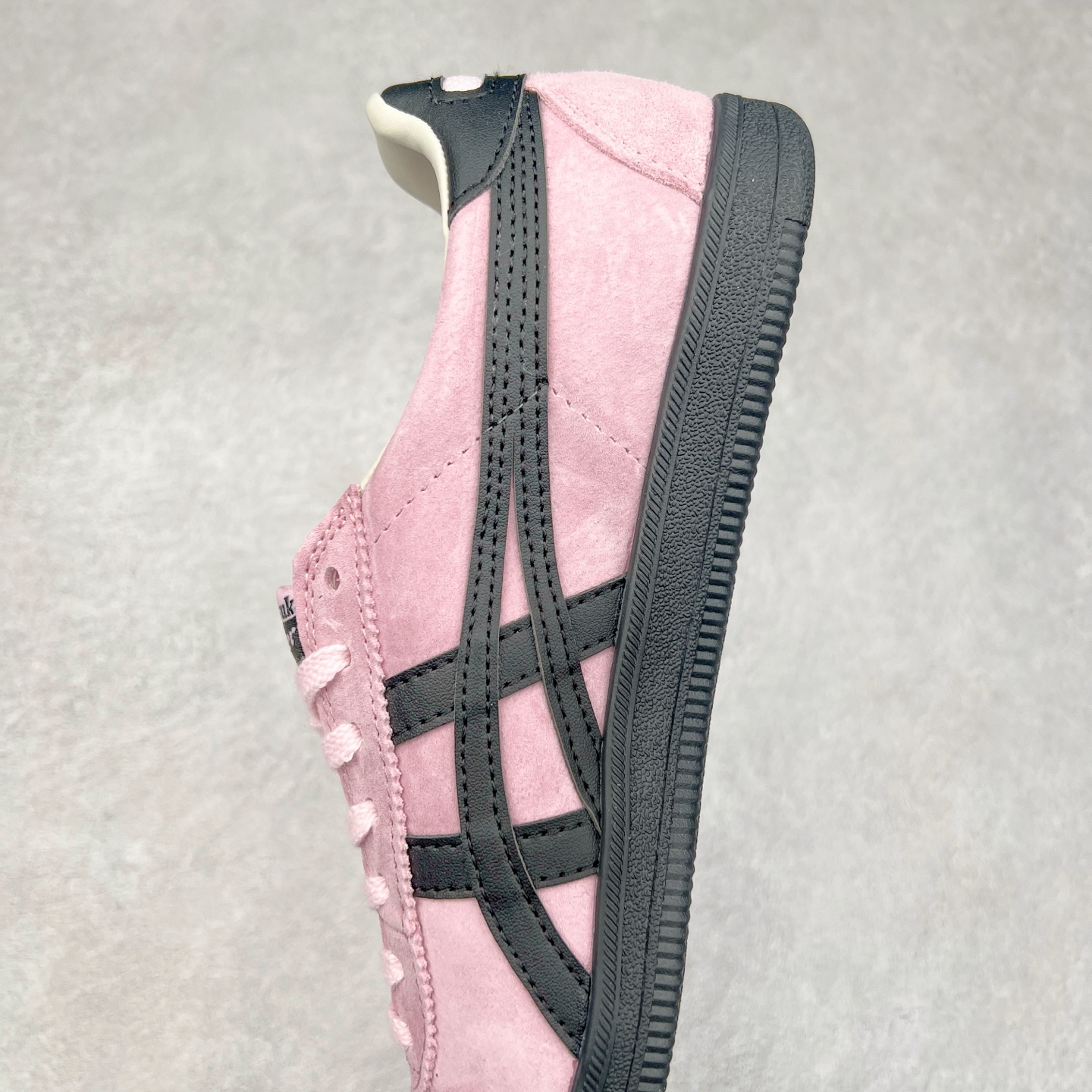 图片[7]-＃特价福利 Asics Onitsuka Tige TOKUTEN 亚瑟士鬼冢虎男女士复古跑鞋街拍潮鞋低帮板鞋经典款中性复古运动鞋 轻盈舒适 时尚与复古与一体 轻盈的款式 适合夏天~简单的设定配合修长的线条 全鞋身均以麖皮打造 散发着日本新一代的潮流品味 无论配衬任何造型都能胜任 Tokuten 精神来自80年代的室内用鞋 T-TOE前足补强设计 环状中底底部结构 橡胶大底元素 防滑耐磨的同时保持着鞋子的轻盈 并提供良好牵引力 脚感柔软舒适 长时间行走也不会觉得脚部不适 经典复刻款 休闲百搭 中性款男女都可穿 尺码：36 37 37.5 38 39 40.5 41.5 42 42.5 43.5 44 45-选品中心