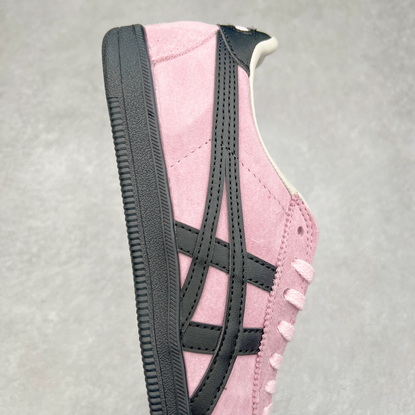 图片[6]-＃特价福利 Asics Onitsuka Tige TOKUTEN 亚瑟士鬼冢虎男女士复古跑鞋街拍潮鞋低帮板鞋经典款中性复古运动鞋 轻盈舒适 时尚与复古与一体 轻盈的款式 适合夏天~简单的设定配合修长的线条 全鞋身均以麖皮打造 散发着日本新一代的潮流品味 无论配衬任何造型都能胜任 Tokuten 精神来自80年代的室内用鞋 T-TOE前足补强设计 环状中底底部结构 橡胶大底元素 防滑耐磨的同时保持着鞋子的轻盈 并提供良好牵引力 脚感柔软舒适 长时间行走也不会觉得脚部不适 经典复刻款 休闲百搭 中性款男女都可穿 尺码：36 37 37.5 38 39 40.5 41.5 42 42.5 43.5 44 45-选品中心