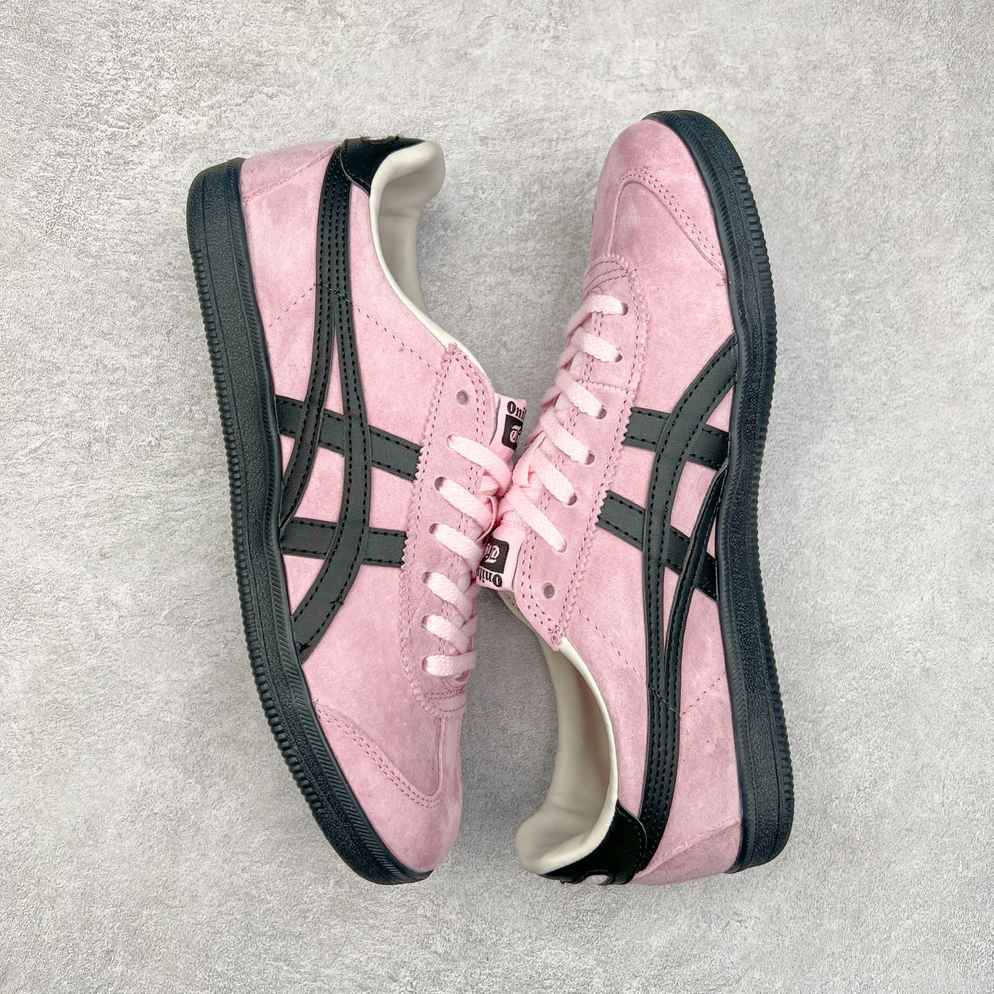 图片[3]-＃特价福利 Asics Onitsuka Tige TOKUTEN 亚瑟士鬼冢虎男女士复古跑鞋街拍潮鞋低帮板鞋经典款中性复古运动鞋 轻盈舒适 时尚与复古与一体 轻盈的款式 适合夏天~简单的设定配合修长的线条 全鞋身均以麖皮打造 散发着日本新一代的潮流品味 无论配衬任何造型都能胜任 Tokuten 精神来自80年代的室内用鞋 T-TOE前足补强设计 环状中底底部结构 橡胶大底元素 防滑耐磨的同时保持着鞋子的轻盈 并提供良好牵引力 脚感柔软舒适 长时间行走也不会觉得脚部不适 经典复刻款 休闲百搭 中性款男女都可穿 尺码：36 37 37.5 38 39 40.5 41.5 42 42.5 43.5 44 45-选品中心