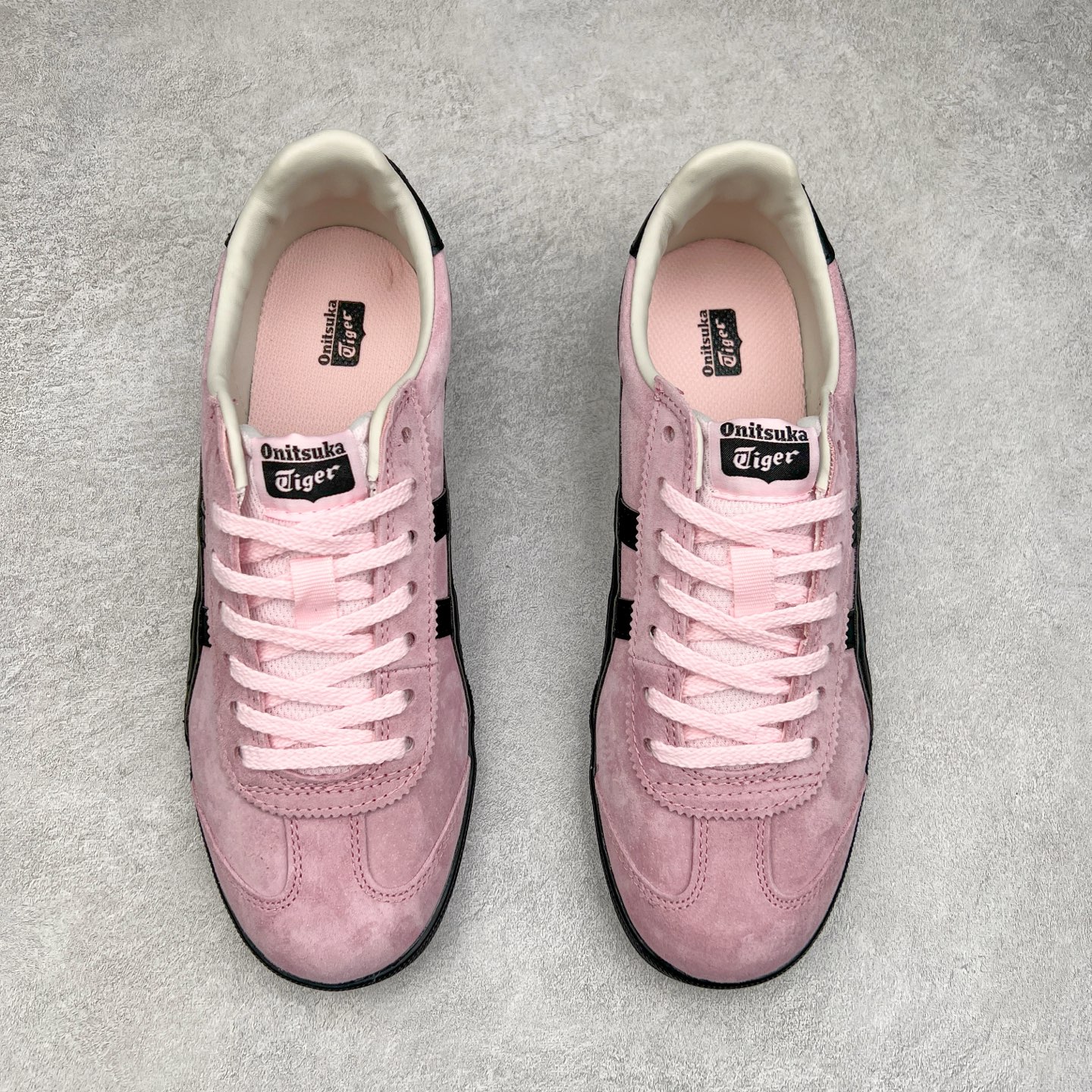 图片[2]-＃特价福利 Asics Onitsuka Tige TOKUTEN 亚瑟士鬼冢虎男女士复古跑鞋街拍潮鞋低帮板鞋经典款中性复古运动鞋 轻盈舒适 时尚与复古与一体 轻盈的款式 适合夏天~简单的设定配合修长的线条 全鞋身均以麖皮打造 散发着日本新一代的潮流品味 无论配衬任何造型都能胜任 Tokuten 精神来自80年代的室内用鞋 T-TOE前足补强设计 环状中底底部结构 橡胶大底元素 防滑耐磨的同时保持着鞋子的轻盈 并提供良好牵引力 脚感柔软舒适 长时间行走也不会觉得脚部不适 经典复刻款 休闲百搭 中性款男女都可穿 尺码：36 37 37.5 38 39 40.5 41.5 42 42.5 43.5 44 45-选品中心