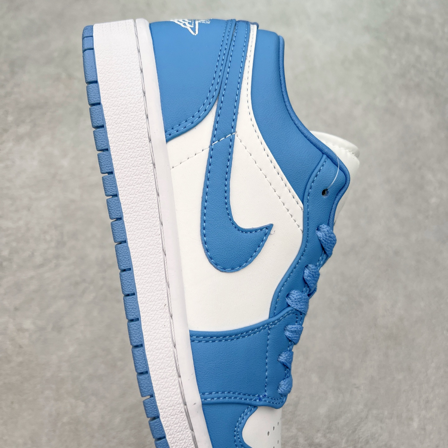 图片[6]-＃福利特价 Air Jordan AJ1 Low 低帮系列 百分百全新货品 零氧化发霉 给足利润空间操作 超乎所想的高性价比 原装楦头纸板开发 完美鞋型 超高清洁度 鞋型不臃肿别扭 原厂内置全掌气垫 A模大底 鞋舌AJ原厂专用牛津布 AJ专用反口珍珠布 原厂无杂质高弹内里海棉 特殊封边弹力鞋带 原鞋开模 拒绝公底 购置公司同步原材料 都有细节原汁原味 忠于原版 尺码：36 36.5 37.5 38 38.5 39 40 40.5 41 42 42.5 43 44 44.5 45 46-选品中心