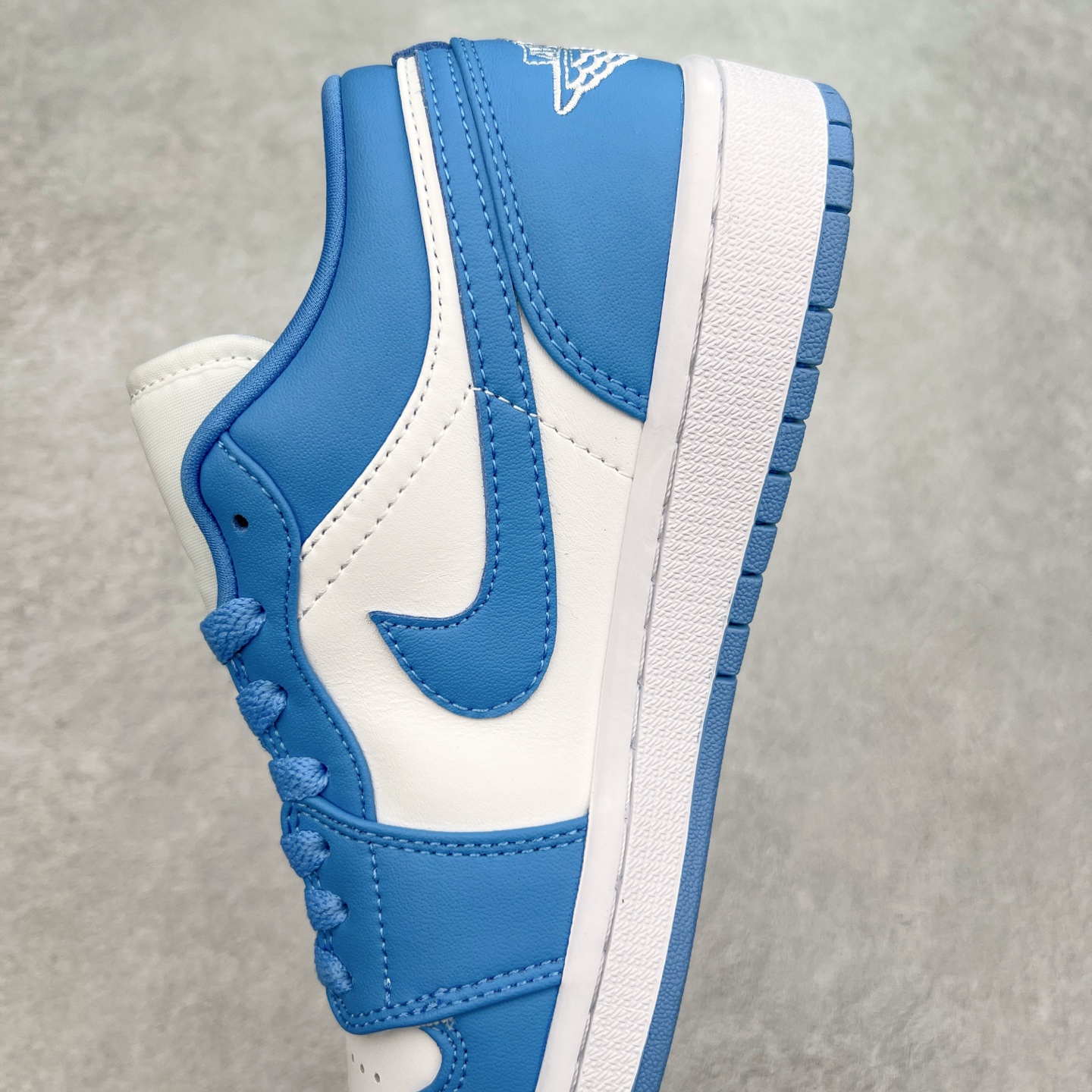 图片[7]-＃福利特价 Air Jordan AJ1 Low 低帮系列 百分百全新货品 零氧化发霉 给足利润空间操作 超乎所想的高性价比 原装楦头纸板开发 完美鞋型 超高清洁度 鞋型不臃肿别扭 原厂内置全掌气垫 A模大底 鞋舌AJ原厂专用牛津布 AJ专用反口珍珠布 原厂无杂质高弹内里海棉 特殊封边弹力鞋带 原鞋开模 拒绝公底 购置公司同步原材料 都有细节原汁原味 忠于原版 尺码：36 36.5 37.5 38 38.5 39 40 40.5 41 42 42.5 43 44 44.5 45 46-选品中心