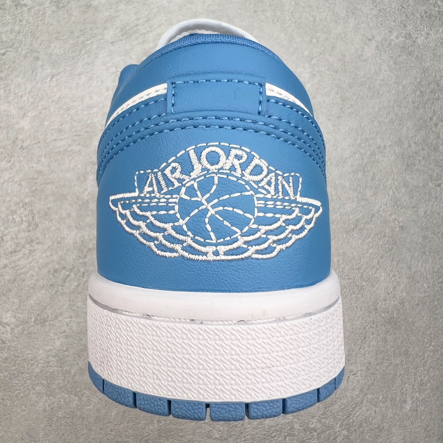 图片[8]-＃福利特价 Air Jordan AJ1 Low 低帮系列 百分百全新货品 零氧化发霉 给足利润空间操作 超乎所想的高性价比 原装楦头纸板开发 完美鞋型 超高清洁度 鞋型不臃肿别扭 原厂内置全掌气垫 A模大底 鞋舌AJ原厂专用牛津布 AJ专用反口珍珠布 原厂无杂质高弹内里海棉 特殊封边弹力鞋带 原鞋开模 拒绝公底 购置公司同步原材料 都有细节原汁原味 忠于原版 尺码：36 36.5 37.5 38 38.5 39 40 40.5 41 42 42.5 43 44 44.5 45 46-选品中心