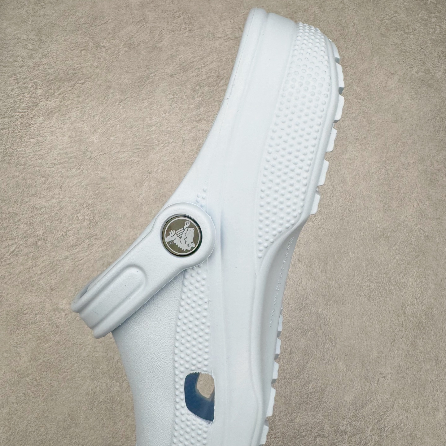 图片[7]-＃DG莞产 Crocs Classic Clog 卡骆驰经典简约休闲沙滩洞洞拖鞋凉鞋 透明防水袋包装 注意配件需单独购买 超轻Croslite专利材料打造 鞋面更加耐用易清洗 该鞋款轻盈舒适 2002年 经典克骆格诞生 秉承外形简单 穿着舒适的初衷 不断为消费者带来舒适的穿着体验 穿出“趣”味 鞋面洞洞可搭彰显个性的智必星 一鞋两穿 可调节式后跟带增添鞋身的稳固性能 放前面变成愜意舒适的凉拖 放后面行走跑跳更加稳妥 Croslite ™材料 封闭式细胞树脂 能够在体温作用下自动变形以适应脚部形状 涉水性优秀的同时易于清洁 抓地力强 不易打滑 Crocs的核心理念：轻便 灵活 全方位的舒适感 同步官方尺码：M4（36-37） M5（37-38）M6（38-39）M7（39-40）M8（41-42）M9（42-43）M10（43-44）M11（45-46）-选品中心