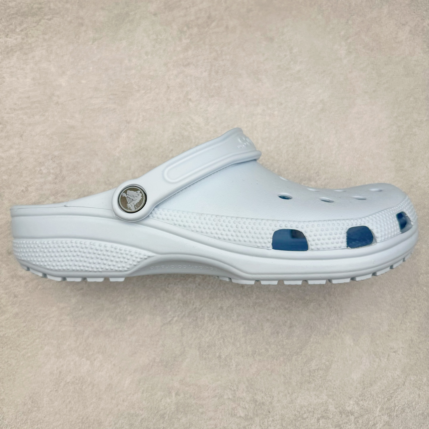 ＃DG莞产 Crocs Classic Clog 卡骆驰经典简约休闲沙滩洞洞拖鞋凉鞋 透明防水袋包装 注意配件需单独购买 超轻Croslite专利材料打造 鞋面更加耐用易清洗 该鞋款轻盈舒适 2002年 经典克骆格诞生 秉承外形简单 穿着舒适的初衷 不断为消费者带来舒适的穿着体验 穿出“趣”味 鞋面洞洞可搭彰显个性的智必星 一鞋两穿 可调节式后跟带增添鞋身的稳固性能 放前面变成愜意舒适的凉拖 放后面行走跑跳更加稳妥 Croslite ™材料 封闭式细胞树脂 能够在体温作用下自动变形以适应脚部形状 涉水性优秀的同时易于清洁 抓地力强 不易打滑 Crocs的核心理念：轻便 灵活 全方位的舒适感 同步官方尺码：M4（36-37） M5（37-38）M6（38-39）M7（39-40）M8（41-42）M9（42-43）M10（43-44）M11（45-46）-选品中心