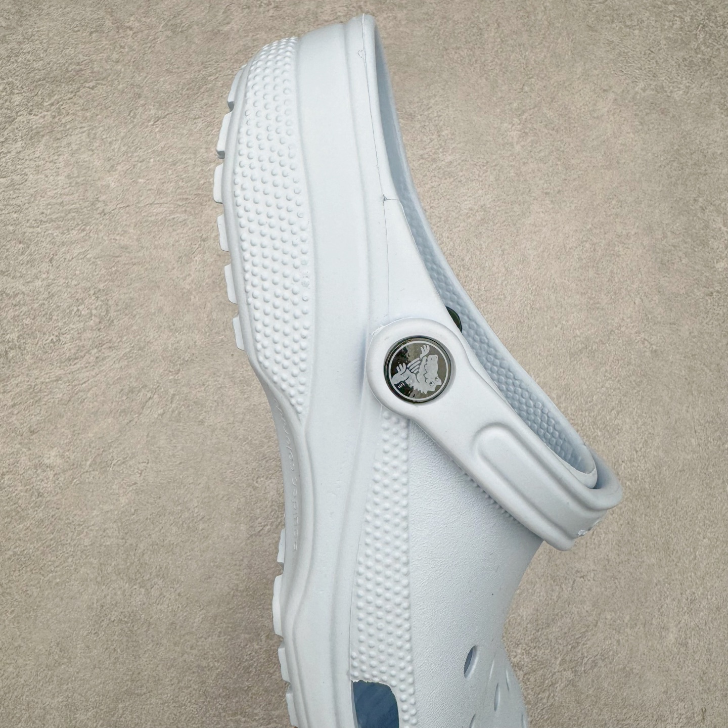 图片[6]-＃DG莞产 Crocs Classic Clog 卡骆驰经典简约休闲沙滩洞洞拖鞋凉鞋 透明防水袋包装 注意配件需单独购买 超轻Croslite专利材料打造 鞋面更加耐用易清洗 该鞋款轻盈舒适 2002年 经典克骆格诞生 秉承外形简单 穿着舒适的初衷 不断为消费者带来舒适的穿着体验 穿出“趣”味 鞋面洞洞可搭彰显个性的智必星 一鞋两穿 可调节式后跟带增添鞋身的稳固性能 放前面变成愜意舒适的凉拖 放后面行走跑跳更加稳妥 Croslite ™材料 封闭式细胞树脂 能够在体温作用下自动变形以适应脚部形状 涉水性优秀的同时易于清洁 抓地力强 不易打滑 Crocs的核心理念：轻便 灵活 全方位的舒适感 同步官方尺码：M4（36-37） M5（37-38）M6（38-39）M7（39-40）M8（41-42）M9（42-43）M10（43-44）M11（45-46）-选品中心