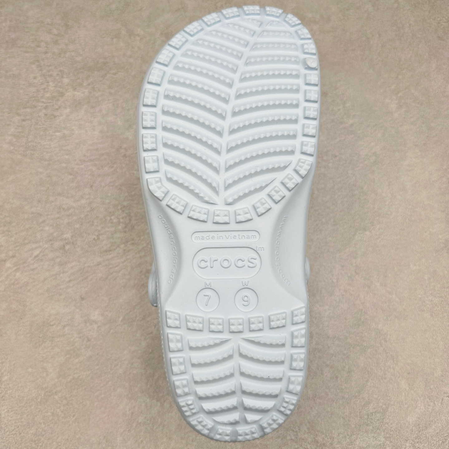 图片[9]-＃DG莞产 Crocs Classic Clog 卡骆驰经典简约休闲沙滩洞洞拖鞋凉鞋 透明防水袋包装 注意配件需单独购买 超轻Croslite专利材料打造 鞋面更加耐用易清洗 该鞋款轻盈舒适 2002年 经典克骆格诞生 秉承外形简单 穿着舒适的初衷 不断为消费者带来舒适的穿着体验 穿出“趣”味 鞋面洞洞可搭彰显个性的智必星 一鞋两穿 可调节式后跟带增添鞋身的稳固性能 放前面变成愜意舒适的凉拖 放后面行走跑跳更加稳妥 Croslite ™材料 封闭式细胞树脂 能够在体温作用下自动变形以适应脚部形状 涉水性优秀的同时易于清洁 抓地力强 不易打滑 Crocs的核心理念：轻便 灵活 全方位的舒适感 同步官方尺码：M4（36-37） M5（37-38）M6（38-39）M7（39-40）M8（41-42）M9（42-43）M10（43-44）M11（45-46）-选品中心