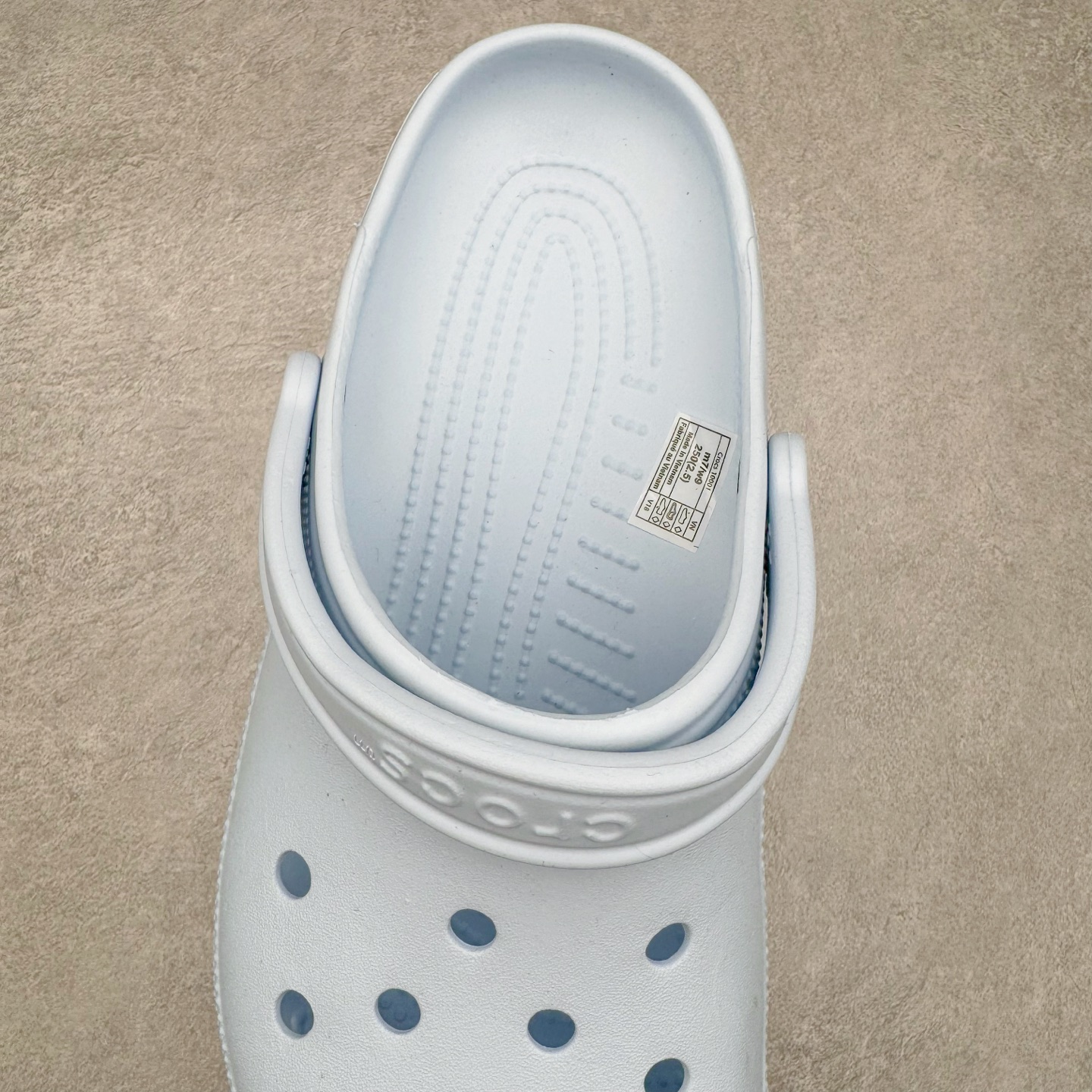 图片[5]-＃DG莞产 Crocs Classic Clog 卡骆驰经典简约休闲沙滩洞洞拖鞋凉鞋 透明防水袋包装 注意配件需单独购买 超轻Croslite专利材料打造 鞋面更加耐用易清洗 该鞋款轻盈舒适 2002年 经典克骆格诞生 秉承外形简单 穿着舒适的初衷 不断为消费者带来舒适的穿着体验 穿出“趣”味 鞋面洞洞可搭彰显个性的智必星 一鞋两穿 可调节式后跟带增添鞋身的稳固性能 放前面变成愜意舒适的凉拖 放后面行走跑跳更加稳妥 Croslite ™材料 封闭式细胞树脂 能够在体温作用下自动变形以适应脚部形状 涉水性优秀的同时易于清洁 抓地力强 不易打滑 Crocs的核心理念：轻便 灵活 全方位的舒适感 同步官方尺码：M4（36-37） M5（37-38）M6（38-39）M7（39-40）M8（41-42）M9（42-43）M10（43-44）M11（45-46）-选品中心