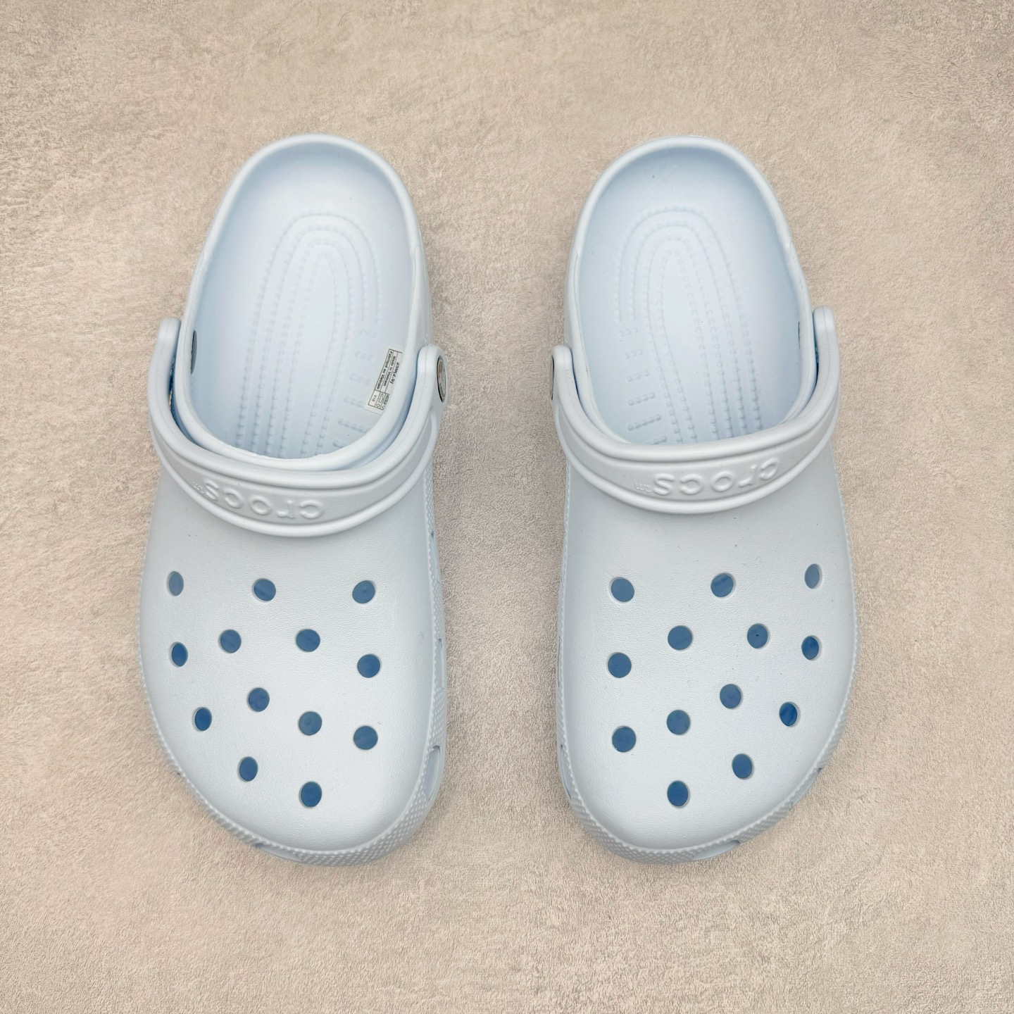 图片[2]-＃DG莞产 Crocs Classic Clog 卡骆驰经典简约休闲沙滩洞洞拖鞋凉鞋 透明防水袋包装 注意配件需单独购买 超轻Croslite专利材料打造 鞋面更加耐用易清洗 该鞋款轻盈舒适 2002年 经典克骆格诞生 秉承外形简单 穿着舒适的初衷 不断为消费者带来舒适的穿着体验 穿出“趣”味 鞋面洞洞可搭彰显个性的智必星 一鞋两穿 可调节式后跟带增添鞋身的稳固性能 放前面变成愜意舒适的凉拖 放后面行走跑跳更加稳妥 Croslite ™材料 封闭式细胞树脂 能够在体温作用下自动变形以适应脚部形状 涉水性优秀的同时易于清洁 抓地力强 不易打滑 Crocs的核心理念：轻便 灵活 全方位的舒适感 同步官方尺码：M4（36-37） M5（37-38）M6（38-39）M7（39-40）M8（41-42）M9（42-43）M10（43-44）M11（45-46）-选品中心