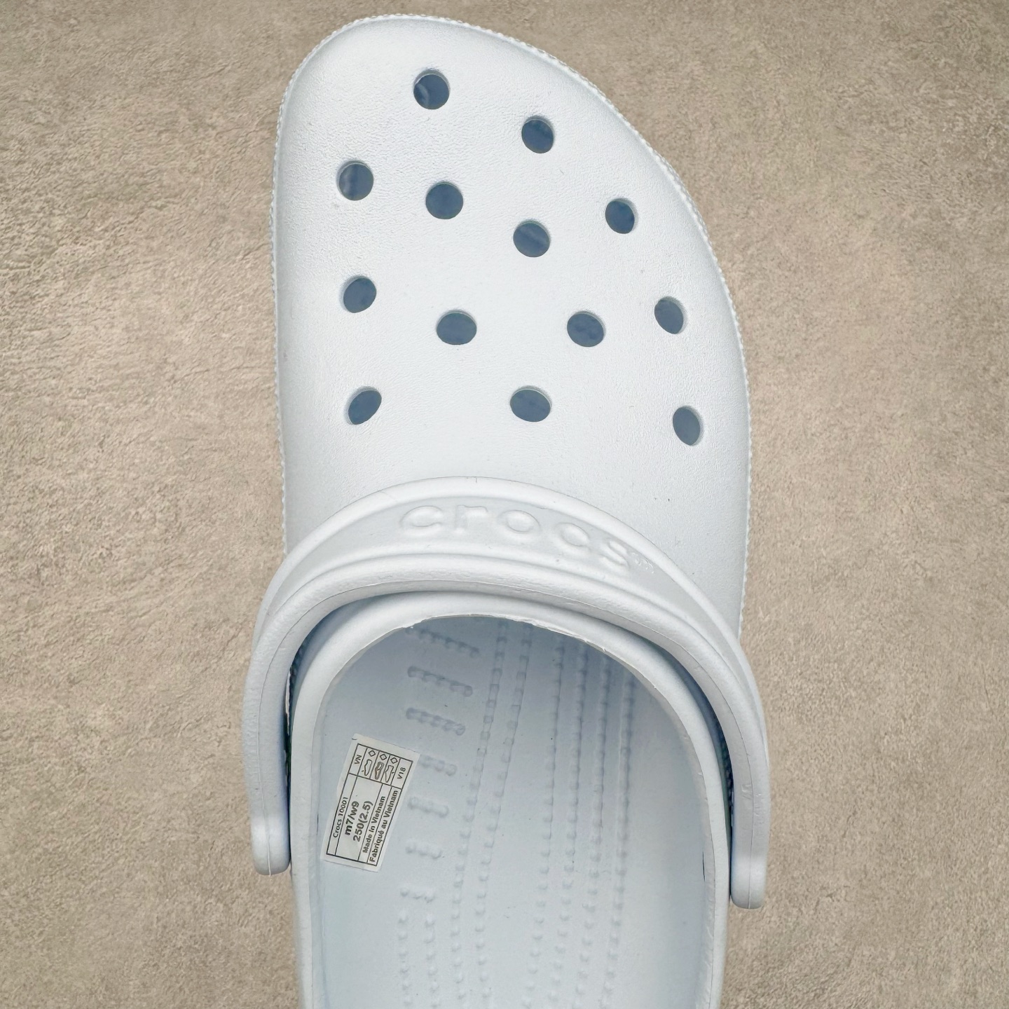 图片[4]-＃DG莞产 Crocs Classic Clog 卡骆驰经典简约休闲沙滩洞洞拖鞋凉鞋 透明防水袋包装 注意配件需单独购买 超轻Croslite专利材料打造 鞋面更加耐用易清洗 该鞋款轻盈舒适 2002年 经典克骆格诞生 秉承外形简单 穿着舒适的初衷 不断为消费者带来舒适的穿着体验 穿出“趣”味 鞋面洞洞可搭彰显个性的智必星 一鞋两穿 可调节式后跟带增添鞋身的稳固性能 放前面变成愜意舒适的凉拖 放后面行走跑跳更加稳妥 Croslite ™材料 封闭式细胞树脂 能够在体温作用下自动变形以适应脚部形状 涉水性优秀的同时易于清洁 抓地力强 不易打滑 Crocs的核心理念：轻便 灵活 全方位的舒适感 同步官方尺码：M4（36-37） M5（37-38）M6（38-39）M7（39-40）M8（41-42）M9（42-43）M10（43-44）M11（45-46）-选品中心