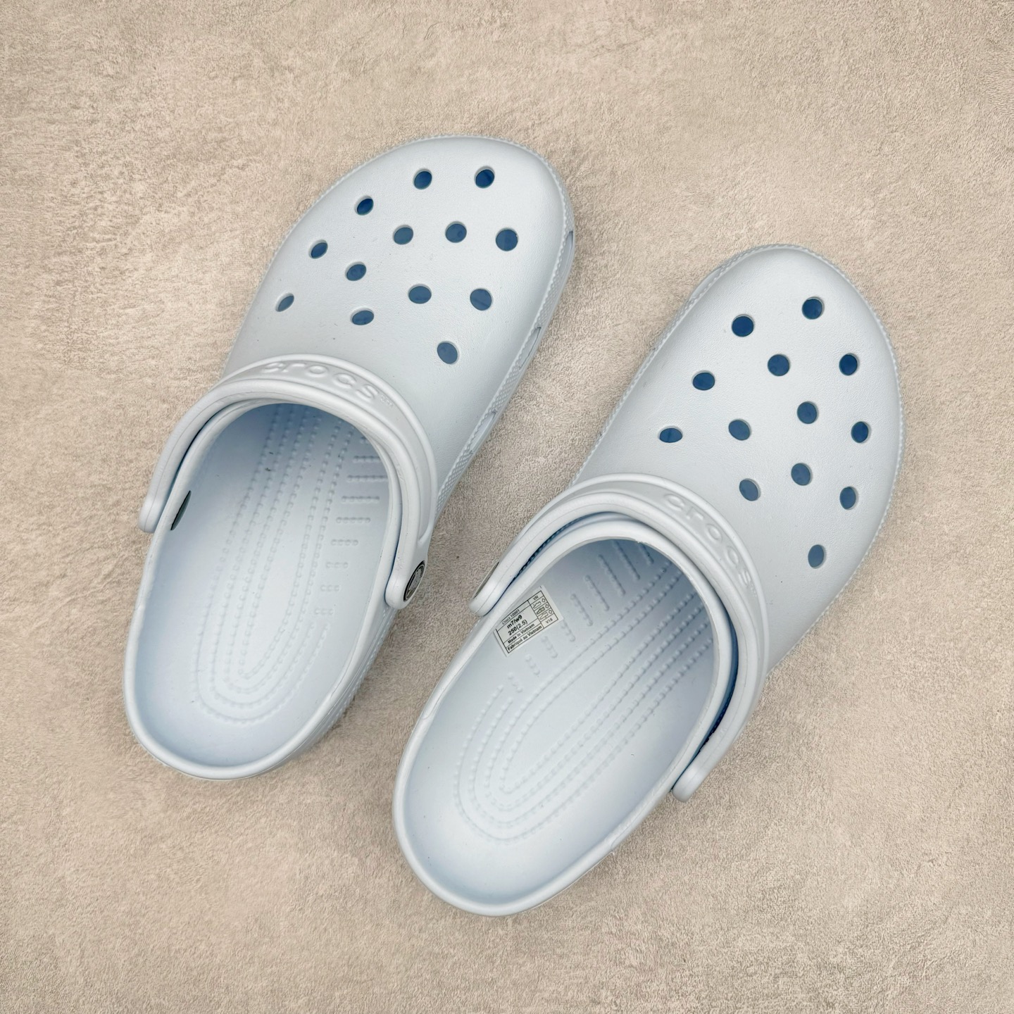 图片[3]-＃DG莞产 Crocs Classic Clog 卡骆驰经典简约休闲沙滩洞洞拖鞋凉鞋 透明防水袋包装 注意配件需单独购买 超轻Croslite专利材料打造 鞋面更加耐用易清洗 该鞋款轻盈舒适 2002年 经典克骆格诞生 秉承外形简单 穿着舒适的初衷 不断为消费者带来舒适的穿着体验 穿出“趣”味 鞋面洞洞可搭彰显个性的智必星 一鞋两穿 可调节式后跟带增添鞋身的稳固性能 放前面变成愜意舒适的凉拖 放后面行走跑跳更加稳妥 Croslite ™材料 封闭式细胞树脂 能够在体温作用下自动变形以适应脚部形状 涉水性优秀的同时易于清洁 抓地力强 不易打滑 Crocs的核心理念：轻便 灵活 全方位的舒适感 同步官方尺码：M4（36-37） M5（37-38）M6（38-39）M7（39-40）M8（41-42）M9（42-43）M10（43-44）M11（45-46）-选品中心