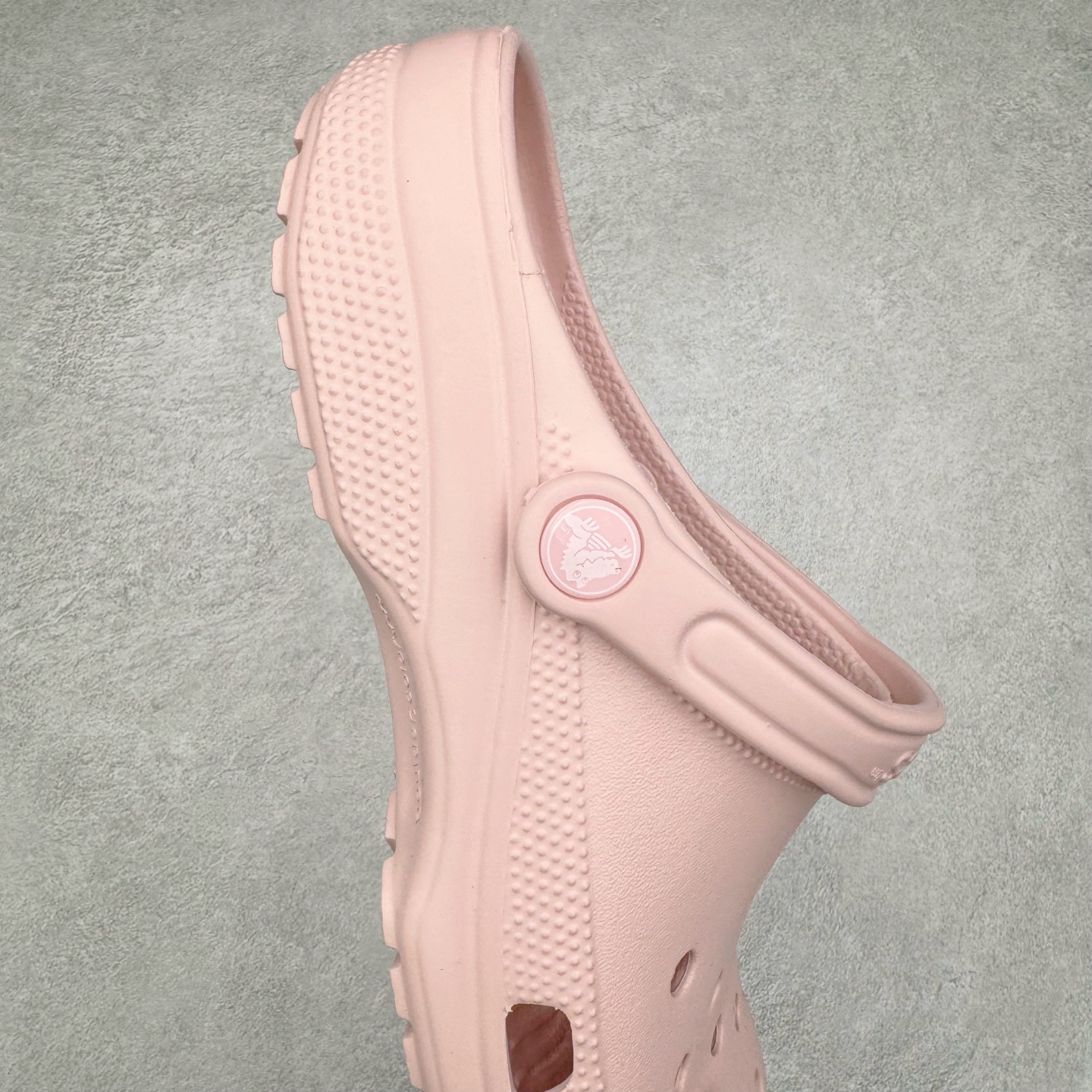 图片[6]-＃DG莞产 Crocs Classic Clog 卡骆驰经典简约休闲沙滩洞洞拖鞋凉鞋 透明防水袋包装 注意配件需单独购买 超轻Croslite专利材料打造 鞋面更加耐用易清洗 该鞋款轻盈舒适 2002年 经典克骆格诞生 秉承外形简单 穿着舒适的初衷 不断为消费者带来舒适的穿着体验 穿出“趣”味 鞋面洞洞可搭彰显个性的智必星 一鞋两穿 可调节式后跟带增添鞋身的稳固性能 放前面变成愜意舒适的凉拖 放后面行走跑跳更加稳妥 Croslite ™材料 封闭式细胞树脂 能够在体温作用下自动变形以适应脚部形状 涉水性优秀的同时易于清洁 抓地力强 不易打滑 Crocs的核心理念：轻便 灵活 全方位的舒适感 同步官方尺码：M4（36-37） M5（37-38）M6（38-39）M7（39-40）M8（41-42）M9（42-43）M10（43-44）M11（45-46）-选品中心