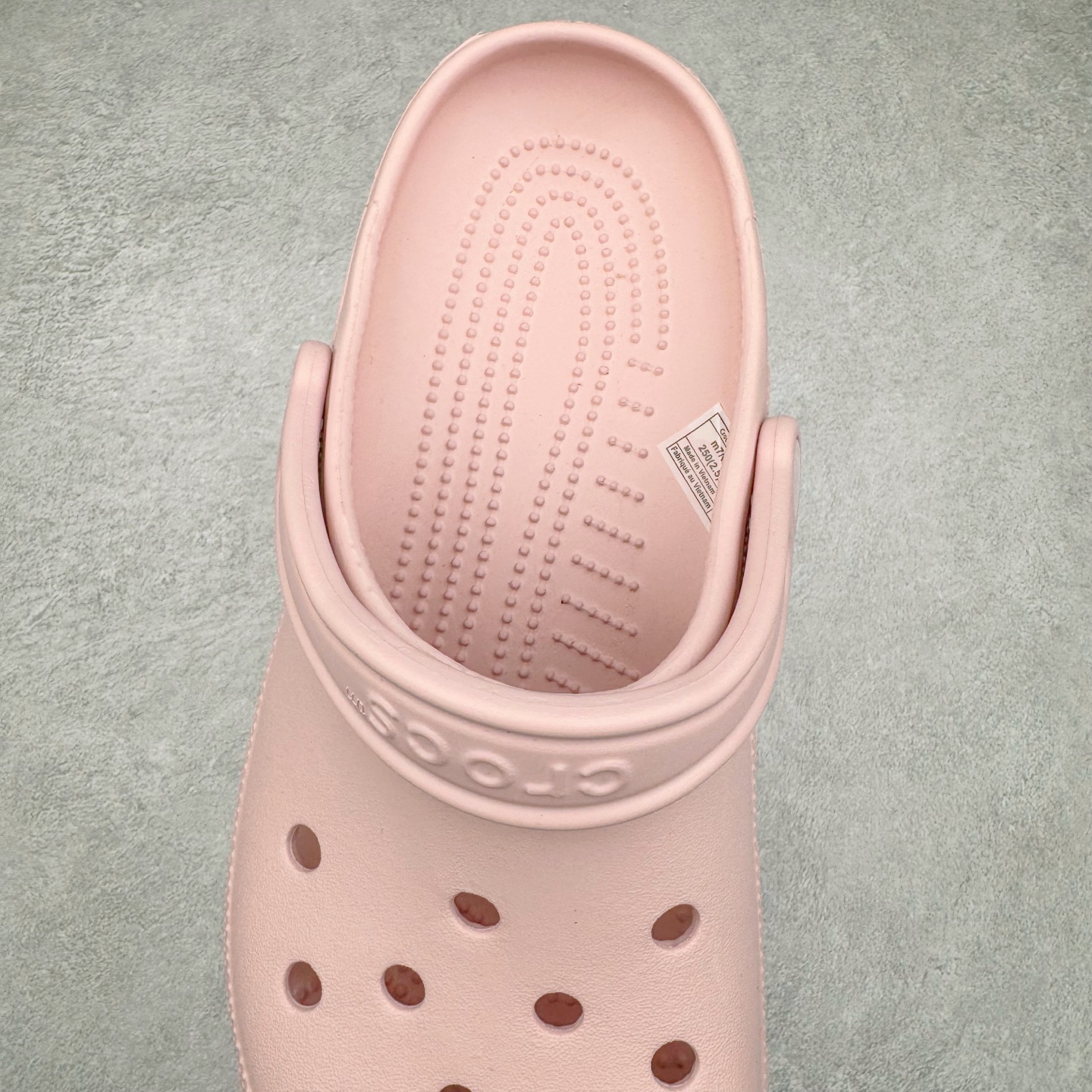 图片[5]-＃DG莞产 Crocs Classic Clog 卡骆驰经典简约休闲沙滩洞洞拖鞋凉鞋 透明防水袋包装 注意配件需单独购买 超轻Croslite专利材料打造 鞋面更加耐用易清洗 该鞋款轻盈舒适 2002年 经典克骆格诞生 秉承外形简单 穿着舒适的初衷 不断为消费者带来舒适的穿着体验 穿出“趣”味 鞋面洞洞可搭彰显个性的智必星 一鞋两穿 可调节式后跟带增添鞋身的稳固性能 放前面变成愜意舒适的凉拖 放后面行走跑跳更加稳妥 Croslite ™材料 封闭式细胞树脂 能够在体温作用下自动变形以适应脚部形状 涉水性优秀的同时易于清洁 抓地力强 不易打滑 Crocs的核心理念：轻便 灵活 全方位的舒适感 同步官方尺码：M4（36-37） M5（37-38）M6（38-39）M7（39-40）M8（41-42）M9（42-43）M10（43-44）M11（45-46）-选品中心