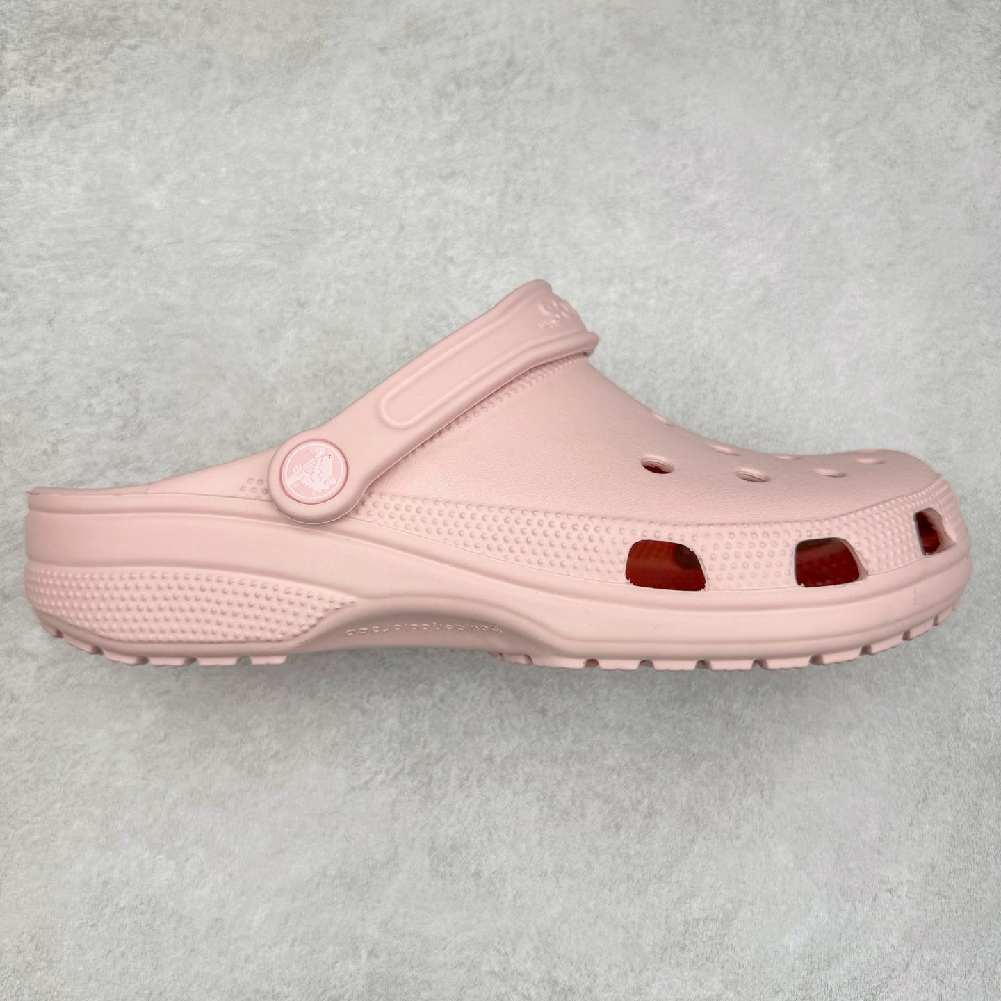 图片[11]-＃DG莞产 Crocs Classic Clog 卡骆驰经典简约休闲沙滩洞洞拖鞋凉鞋 透明防水袋包装 注意配件需单独购买 超轻Croslite专利材料打造 鞋面更加耐用易清洗 该鞋款轻盈舒适 2002年 经典克骆格诞生 秉承外形简单 穿着舒适的初衷 不断为消费者带来舒适的穿着体验 穿出“趣”味 鞋面洞洞可搭彰显个性的智必星 一鞋两穿 可调节式后跟带增添鞋身的稳固性能 放前面变成愜意舒适的凉拖 放后面行走跑跳更加稳妥 Croslite ™材料 封闭式细胞树脂 能够在体温作用下自动变形以适应脚部形状 涉水性优秀的同时易于清洁 抓地力强 不易打滑 Crocs的核心理念：轻便 灵活 全方位的舒适感 同步官方尺码：M4（36-37） M5（37-38）M6（38-39）M7（39-40）M8（41-42）M9（42-43）M10（43-44）M11（45-46）-选品中心