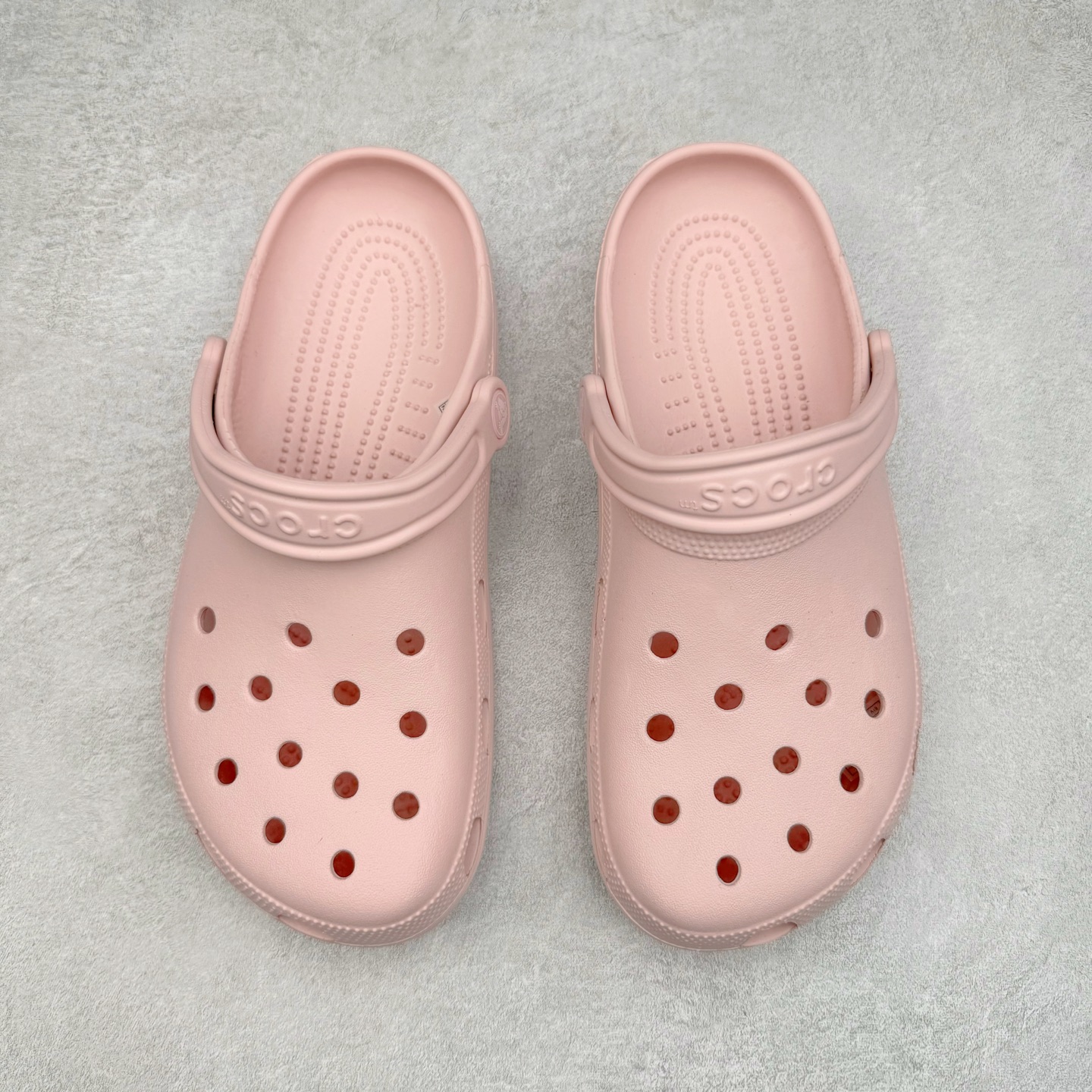 图片[2]-＃DG莞产 Crocs Classic Clog 卡骆驰经典简约休闲沙滩洞洞拖鞋凉鞋 透明防水袋包装 注意配件需单独购买 超轻Croslite专利材料打造 鞋面更加耐用易清洗 该鞋款轻盈舒适 2002年 经典克骆格诞生 秉承外形简单 穿着舒适的初衷 不断为消费者带来舒适的穿着体验 穿出“趣”味 鞋面洞洞可搭彰显个性的智必星 一鞋两穿 可调节式后跟带增添鞋身的稳固性能 放前面变成愜意舒适的凉拖 放后面行走跑跳更加稳妥 Croslite ™材料 封闭式细胞树脂 能够在体温作用下自动变形以适应脚部形状 涉水性优秀的同时易于清洁 抓地力强 不易打滑 Crocs的核心理念：轻便 灵活 全方位的舒适感 同步官方尺码：M4（36-37） M5（37-38）M6（38-39）M7（39-40）M8（41-42）M9（42-43）M10（43-44）M11（45-46）-选品中心