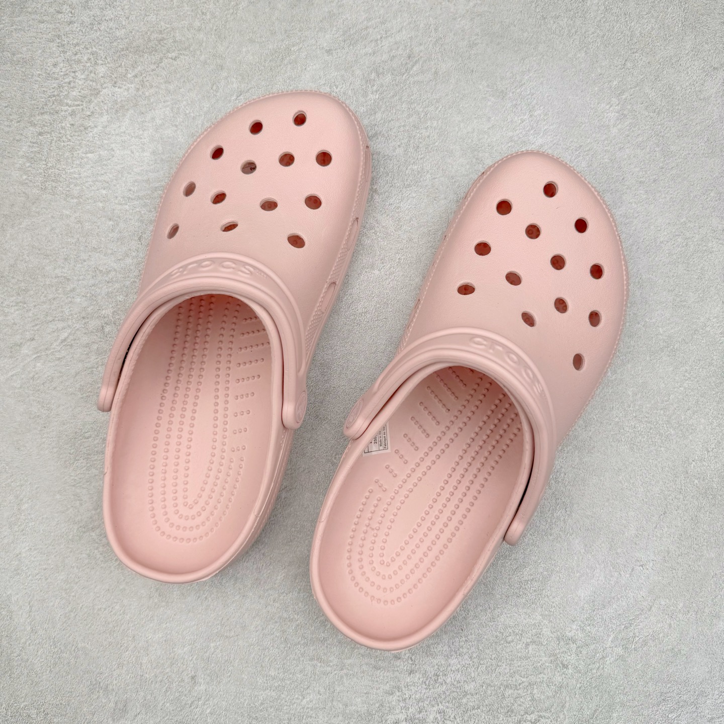 图片[3]-＃DG莞产 Crocs Classic Clog 卡骆驰经典简约休闲沙滩洞洞拖鞋凉鞋 透明防水袋包装 注意配件需单独购买 超轻Croslite专利材料打造 鞋面更加耐用易清洗 该鞋款轻盈舒适 2002年 经典克骆格诞生 秉承外形简单 穿着舒适的初衷 不断为消费者带来舒适的穿着体验 穿出“趣”味 鞋面洞洞可搭彰显个性的智必星 一鞋两穿 可调节式后跟带增添鞋身的稳固性能 放前面变成愜意舒适的凉拖 放后面行走跑跳更加稳妥 Croslite ™材料 封闭式细胞树脂 能够在体温作用下自动变形以适应脚部形状 涉水性优秀的同时易于清洁 抓地力强 不易打滑 Crocs的核心理念：轻便 灵活 全方位的舒适感 同步官方尺码：M4（36-37） M5（37-38）M6（38-39）M7（39-40）M8（41-42）M9（42-43）M10（43-44）M11（45-46）-选品中心