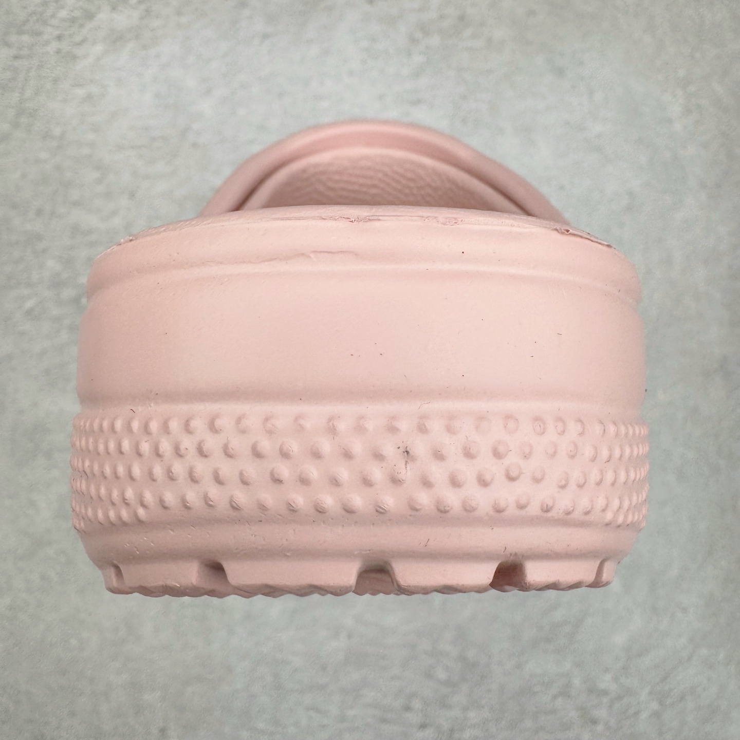 图片[8]-＃DG莞产 Crocs Classic Clog 卡骆驰经典简约休闲沙滩洞洞拖鞋凉鞋 透明防水袋包装 注意配件需单独购买 超轻Croslite专利材料打造 鞋面更加耐用易清洗 该鞋款轻盈舒适 2002年 经典克骆格诞生 秉承外形简单 穿着舒适的初衷 不断为消费者带来舒适的穿着体验 穿出“趣”味 鞋面洞洞可搭彰显个性的智必星 一鞋两穿 可调节式后跟带增添鞋身的稳固性能 放前面变成愜意舒适的凉拖 放后面行走跑跳更加稳妥 Croslite ™材料 封闭式细胞树脂 能够在体温作用下自动变形以适应脚部形状 涉水性优秀的同时易于清洁 抓地力强 不易打滑 Crocs的核心理念：轻便 灵活 全方位的舒适感 同步官方尺码：M4（36-37） M5（37-38）M6（38-39）M7（39-40）M8（41-42）M9（42-43）M10（43-44）M11（45-46）-选品中心