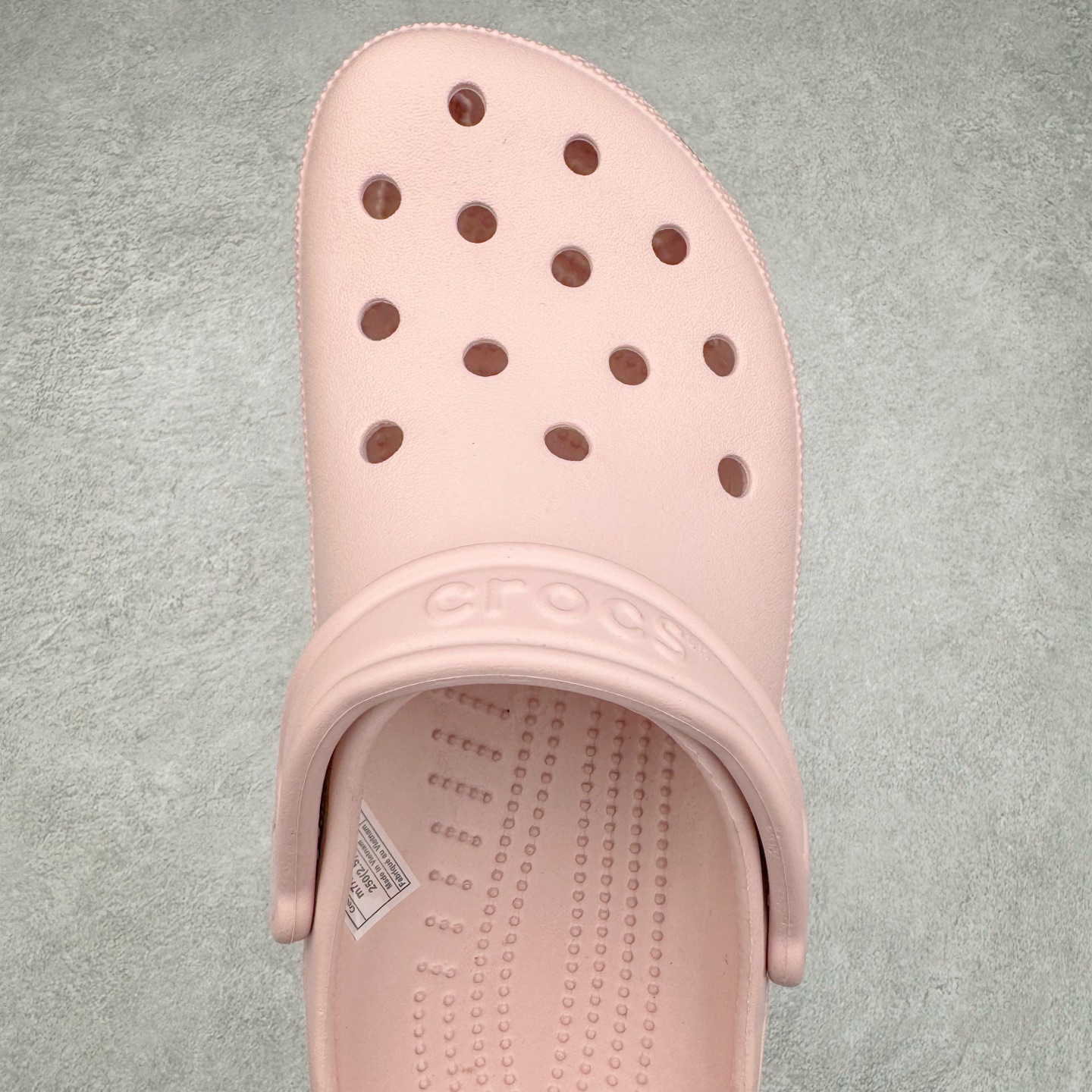 图片[4]-＃DG莞产 Crocs Classic Clog 卡骆驰经典简约休闲沙滩洞洞拖鞋凉鞋 透明防水袋包装 注意配件需单独购买 超轻Croslite专利材料打造 鞋面更加耐用易清洗 该鞋款轻盈舒适 2002年 经典克骆格诞生 秉承外形简单 穿着舒适的初衷 不断为消费者带来舒适的穿着体验 穿出“趣”味 鞋面洞洞可搭彰显个性的智必星 一鞋两穿 可调节式后跟带增添鞋身的稳固性能 放前面变成愜意舒适的凉拖 放后面行走跑跳更加稳妥 Croslite ™材料 封闭式细胞树脂 能够在体温作用下自动变形以适应脚部形状 涉水性优秀的同时易于清洁 抓地力强 不易打滑 Crocs的核心理念：轻便 灵活 全方位的舒适感 同步官方尺码：M4（36-37） M5（37-38）M6（38-39）M7（39-40）M8（41-42）M9（42-43）M10（43-44）M11（45-46）-选品中心