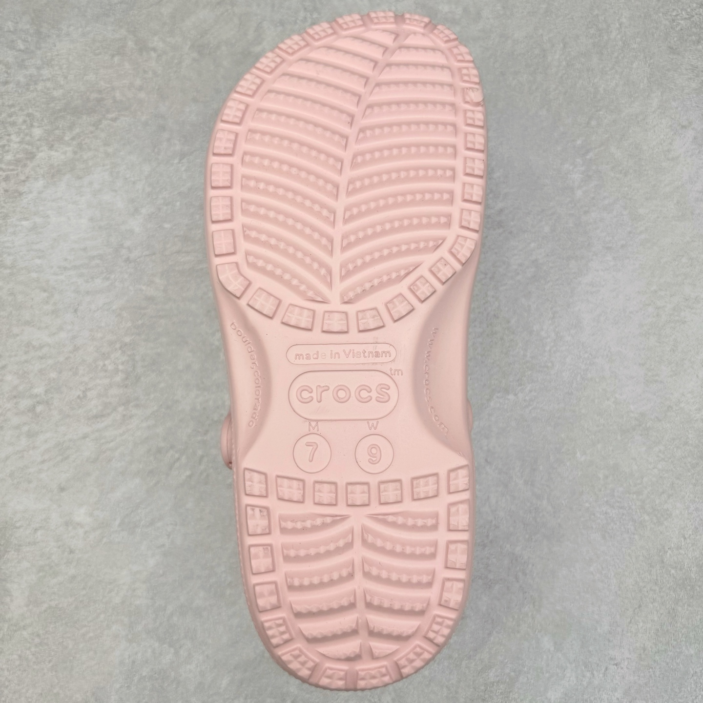 图片[9]-＃DG莞产 Crocs Classic Clog 卡骆驰经典简约休闲沙滩洞洞拖鞋凉鞋 透明防水袋包装 注意配件需单独购买 超轻Croslite专利材料打造 鞋面更加耐用易清洗 该鞋款轻盈舒适 2002年 经典克骆格诞生 秉承外形简单 穿着舒适的初衷 不断为消费者带来舒适的穿着体验 穿出“趣”味 鞋面洞洞可搭彰显个性的智必星 一鞋两穿 可调节式后跟带增添鞋身的稳固性能 放前面变成愜意舒适的凉拖 放后面行走跑跳更加稳妥 Croslite ™材料 封闭式细胞树脂 能够在体温作用下自动变形以适应脚部形状 涉水性优秀的同时易于清洁 抓地力强 不易打滑 Crocs的核心理念：轻便 灵活 全方位的舒适感 同步官方尺码：M4（36-37） M5（37-38）M6（38-39）M7（39-40）M8（41-42）M9（42-43）M10（43-44）M11（45-46）-选品中心