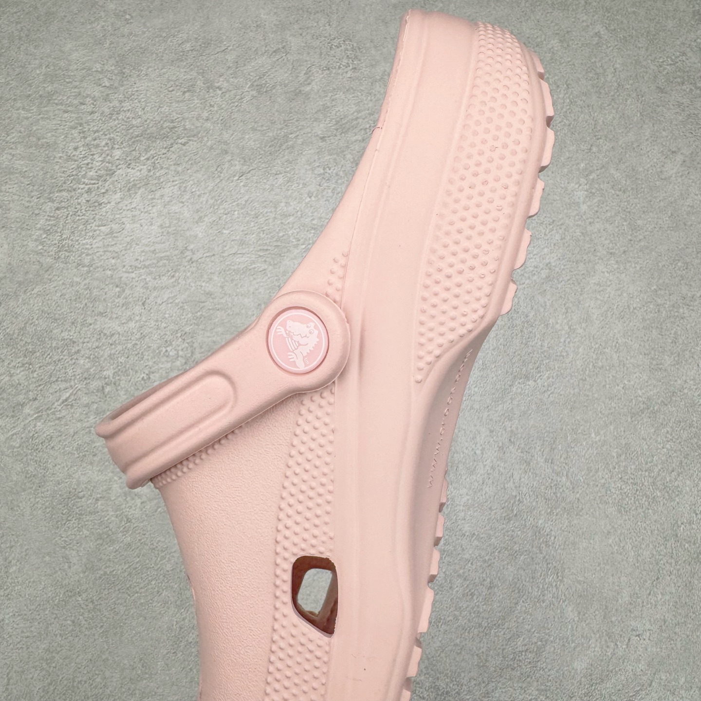 图片[7]-＃DG莞产 Crocs Classic Clog 卡骆驰经典简约休闲沙滩洞洞拖鞋凉鞋 透明防水袋包装 注意配件需单独购买 超轻Croslite专利材料打造 鞋面更加耐用易清洗 该鞋款轻盈舒适 2002年 经典克骆格诞生 秉承外形简单 穿着舒适的初衷 不断为消费者带来舒适的穿着体验 穿出“趣”味 鞋面洞洞可搭彰显个性的智必星 一鞋两穿 可调节式后跟带增添鞋身的稳固性能 放前面变成愜意舒适的凉拖 放后面行走跑跳更加稳妥 Croslite ™材料 封闭式细胞树脂 能够在体温作用下自动变形以适应脚部形状 涉水性优秀的同时易于清洁 抓地力强 不易打滑 Crocs的核心理念：轻便 灵活 全方位的舒适感 同步官方尺码：M4（36-37） M5（37-38）M6（38-39）M7（39-40）M8（41-42）M9（42-43）M10（43-44）M11（45-46）-选品中心