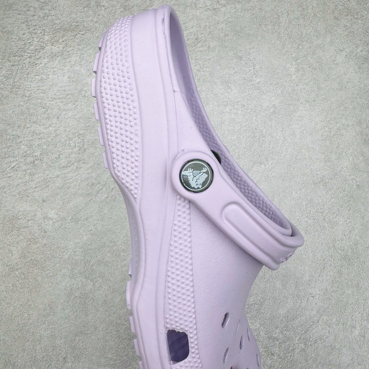 图片[6]-＃DG莞产 Crocs Classic Clog 卡骆驰经典简约休闲沙滩洞洞拖鞋凉鞋 透明防水袋包装 注意配件需单独购买 超轻Croslite专利材料打造 鞋面更加耐用易清洗 该鞋款轻盈舒适 2002年 经典克骆格诞生 秉承外形简单 穿着舒适的初衷 不断为消费者带来舒适的穿着体验 穿出“趣”味 鞋面洞洞可搭彰显个性的智必星 一鞋两穿 可调节式后跟带增添鞋身的稳固性能 放前面变成愜意舒适的凉拖 放后面行走跑跳更加稳妥 Croslite ™材料 封闭式细胞树脂 能够在体温作用下自动变形以适应脚部形状 涉水性优秀的同时易于清洁 抓地力强 不易打滑 Crocs的核心理念：轻便 灵活 全方位的舒适感 同步官方尺码：M4（36-37） M5（37-38）M6（38-39）M7（39-40）M8（41-42）M9（42-43）M10（43-44）M11（45-46）-选品中心