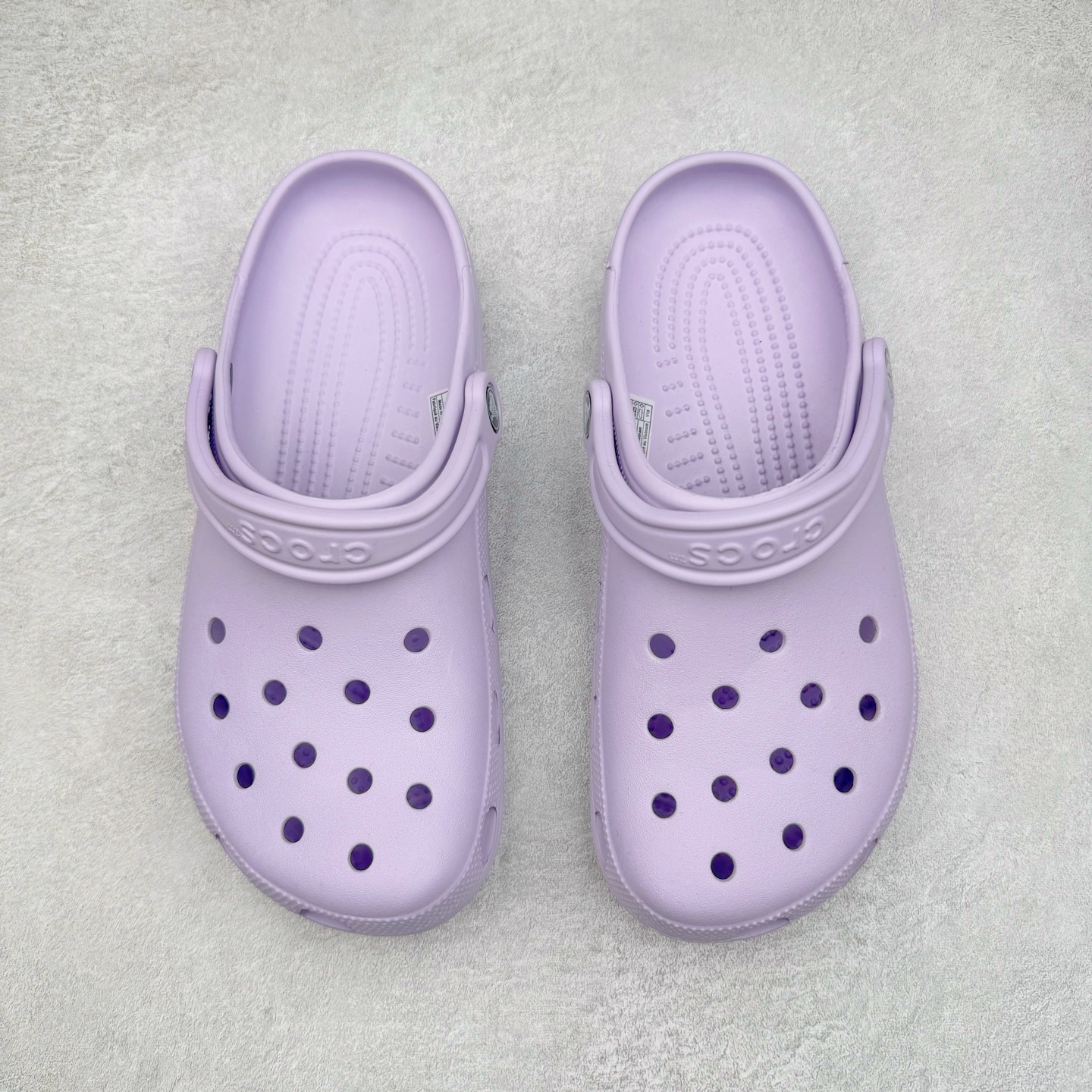 图片[2]-＃DG莞产 Crocs Classic Clog 卡骆驰经典简约休闲沙滩洞洞拖鞋凉鞋 透明防水袋包装 注意配件需单独购买 超轻Croslite专利材料打造 鞋面更加耐用易清洗 该鞋款轻盈舒适 2002年 经典克骆格诞生 秉承外形简单 穿着舒适的初衷 不断为消费者带来舒适的穿着体验 穿出“趣”味 鞋面洞洞可搭彰显个性的智必星 一鞋两穿 可调节式后跟带增添鞋身的稳固性能 放前面变成愜意舒适的凉拖 放后面行走跑跳更加稳妥 Croslite ™材料 封闭式细胞树脂 能够在体温作用下自动变形以适应脚部形状 涉水性优秀的同时易于清洁 抓地力强 不易打滑 Crocs的核心理念：轻便 灵活 全方位的舒适感 同步官方尺码：M4（36-37） M5（37-38）M6（38-39）M7（39-40）M8（41-42）M9（42-43）M10（43-44）M11（45-46）-选品中心