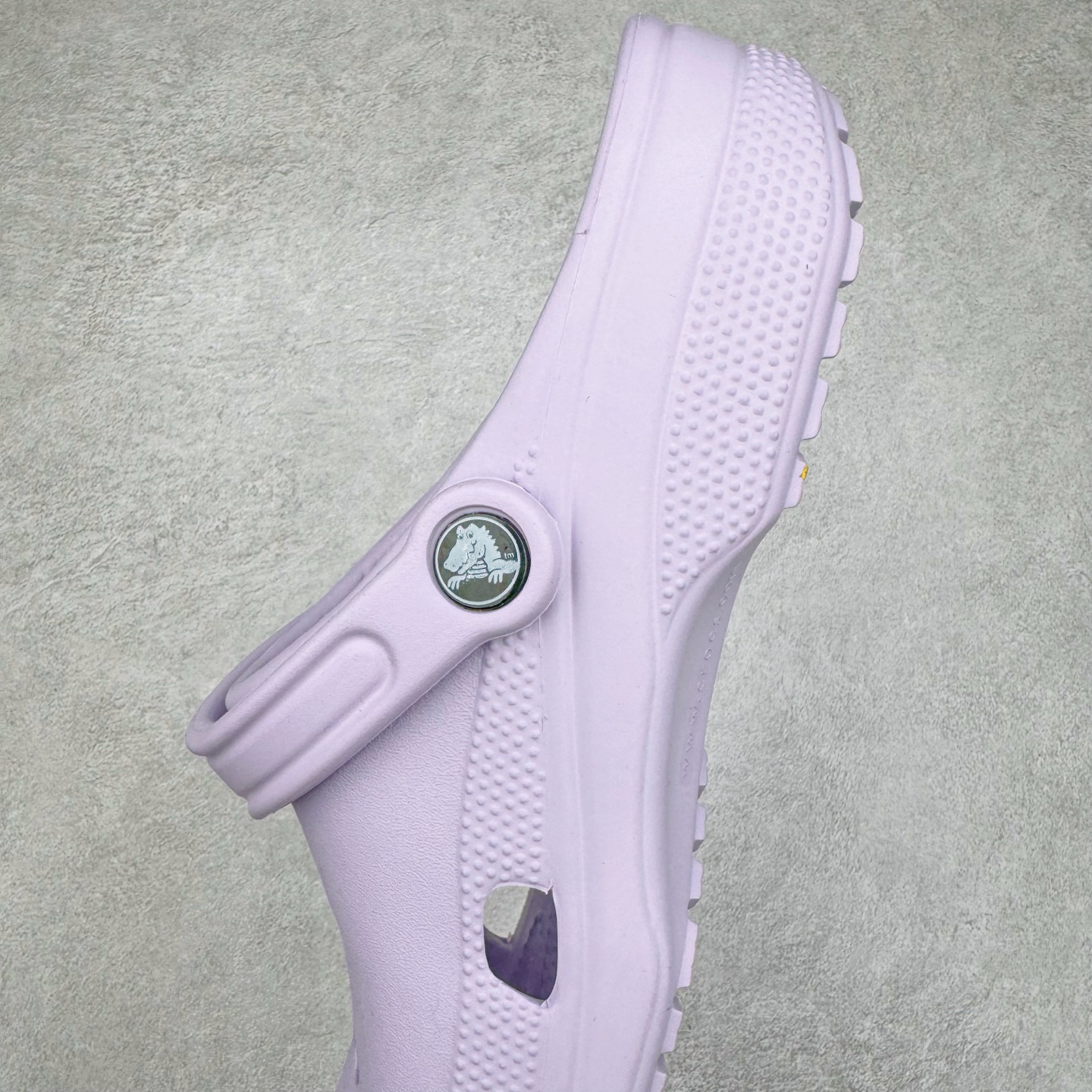 图片[7]-＃DG莞产 Crocs Classic Clog 卡骆驰经典简约休闲沙滩洞洞拖鞋凉鞋 透明防水袋包装 注意配件需单独购买 超轻Croslite专利材料打造 鞋面更加耐用易清洗 该鞋款轻盈舒适 2002年 经典克骆格诞生 秉承外形简单 穿着舒适的初衷 不断为消费者带来舒适的穿着体验 穿出“趣”味 鞋面洞洞可搭彰显个性的智必星 一鞋两穿 可调节式后跟带增添鞋身的稳固性能 放前面变成愜意舒适的凉拖 放后面行走跑跳更加稳妥 Croslite ™材料 封闭式细胞树脂 能够在体温作用下自动变形以适应脚部形状 涉水性优秀的同时易于清洁 抓地力强 不易打滑 Crocs的核心理念：轻便 灵活 全方位的舒适感 同步官方尺码：M4（36-37） M5（37-38）M6（38-39）M7（39-40）M8（41-42）M9（42-43）M10（43-44）M11（45-46）-选品中心