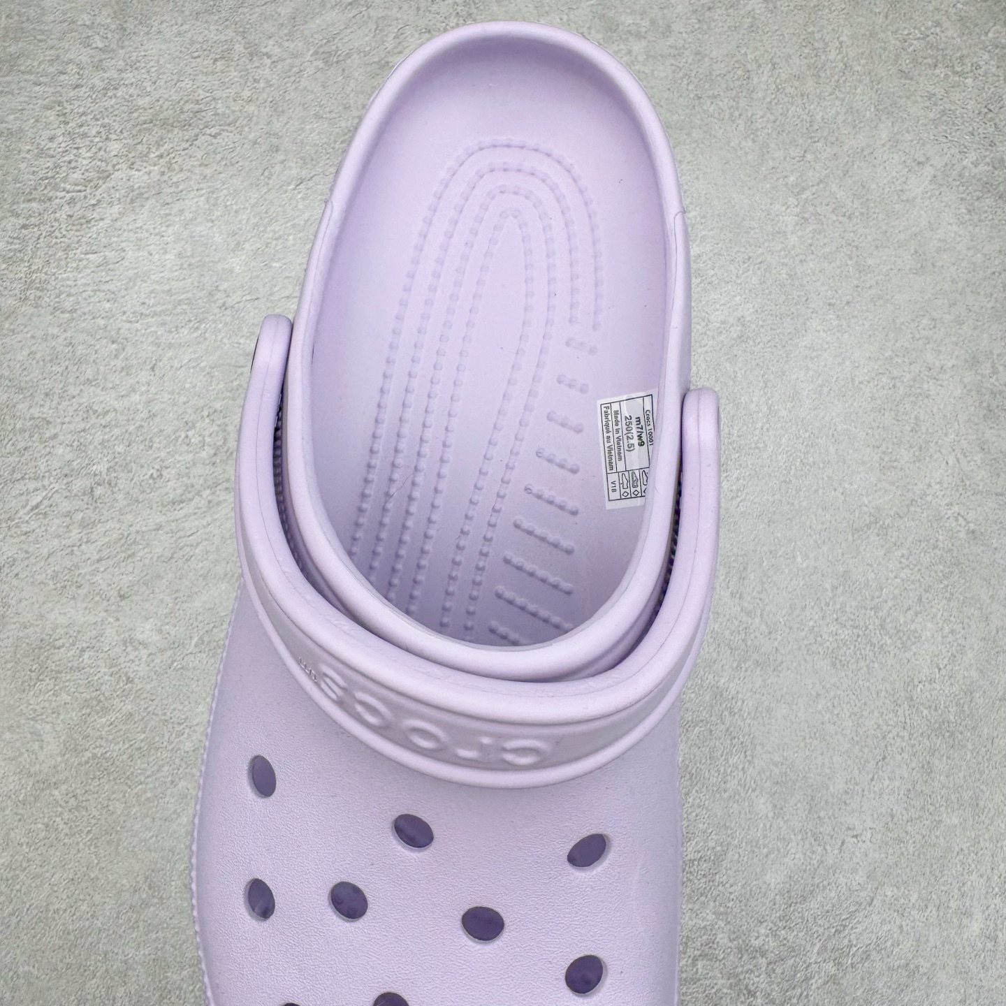 图片[5]-＃DG莞产 Crocs Classic Clog 卡骆驰经典简约休闲沙滩洞洞拖鞋凉鞋 透明防水袋包装 注意配件需单独购买 超轻Croslite专利材料打造 鞋面更加耐用易清洗 该鞋款轻盈舒适 2002年 经典克骆格诞生 秉承外形简单 穿着舒适的初衷 不断为消费者带来舒适的穿着体验 穿出“趣”味 鞋面洞洞可搭彰显个性的智必星 一鞋两穿 可调节式后跟带增添鞋身的稳固性能 放前面变成愜意舒适的凉拖 放后面行走跑跳更加稳妥 Croslite ™材料 封闭式细胞树脂 能够在体温作用下自动变形以适应脚部形状 涉水性优秀的同时易于清洁 抓地力强 不易打滑 Crocs的核心理念：轻便 灵活 全方位的舒适感 同步官方尺码：M4（36-37） M5（37-38）M6（38-39）M7（39-40）M8（41-42）M9（42-43）M10（43-44）M11（45-46）-选品中心